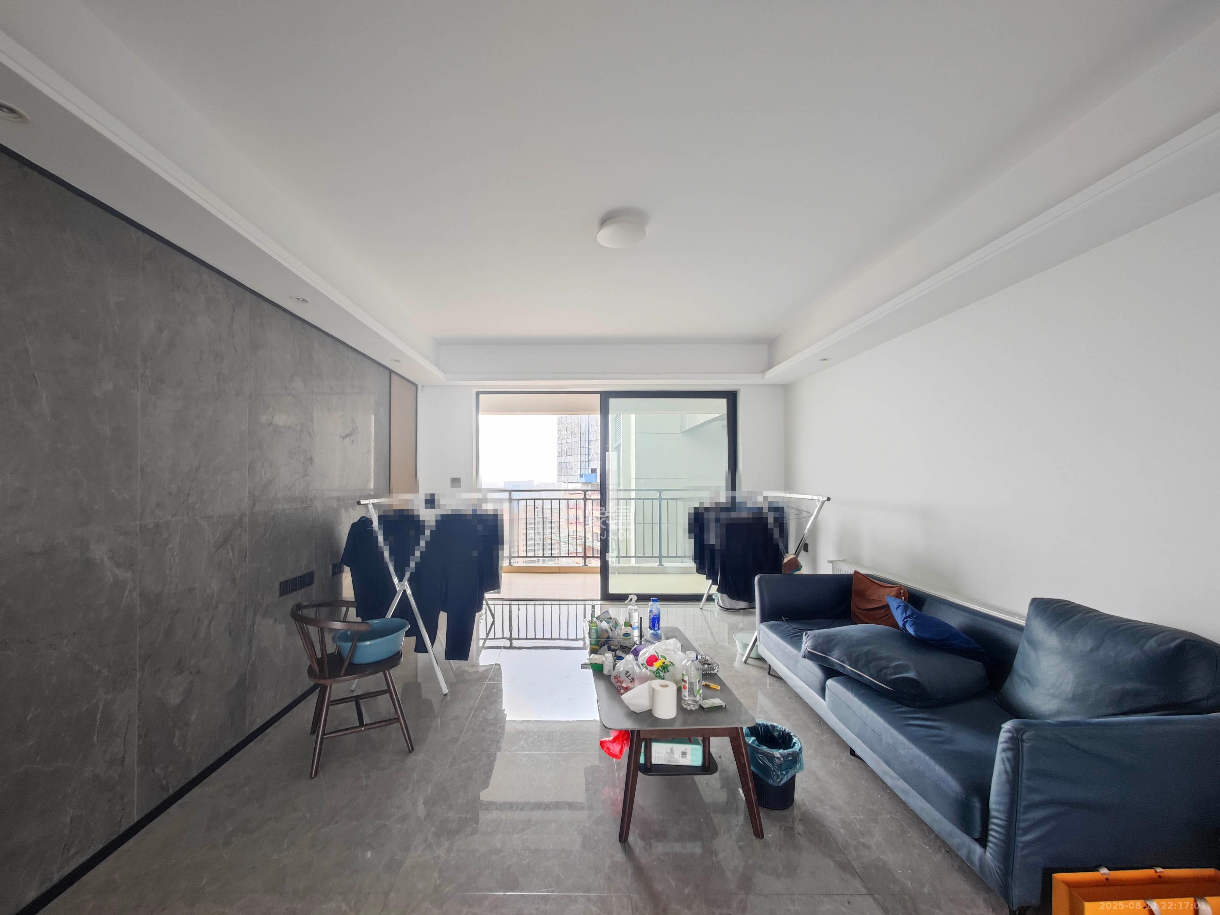 长房星城天地  4室2厅2卫    218.0万 长房星城天地  4室2厅2卫    218.0万客厅