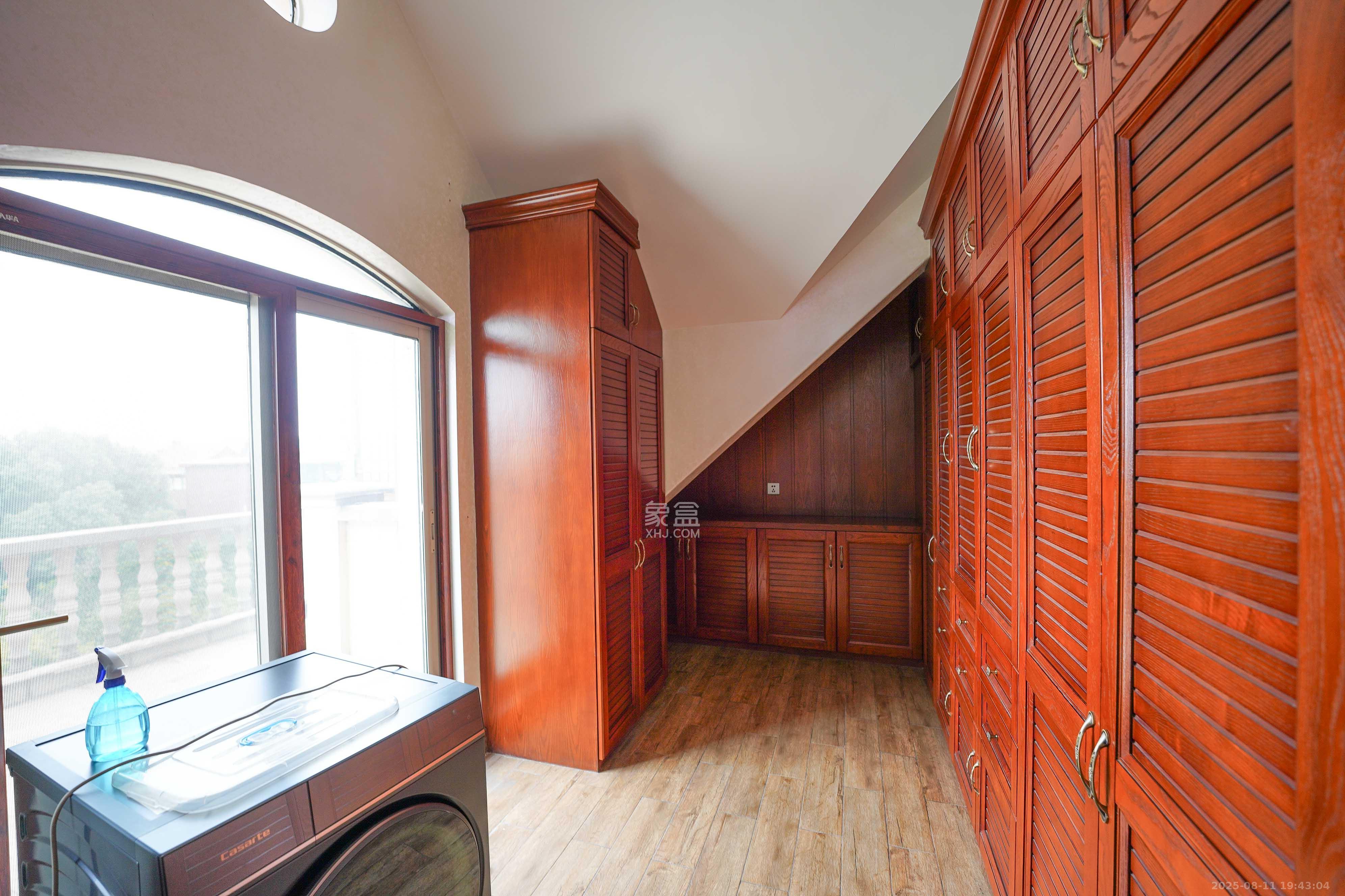 格兰小镇  6室2厅4卫    638.0万 格兰小镇  6室2厅4卫    638.0万卧室