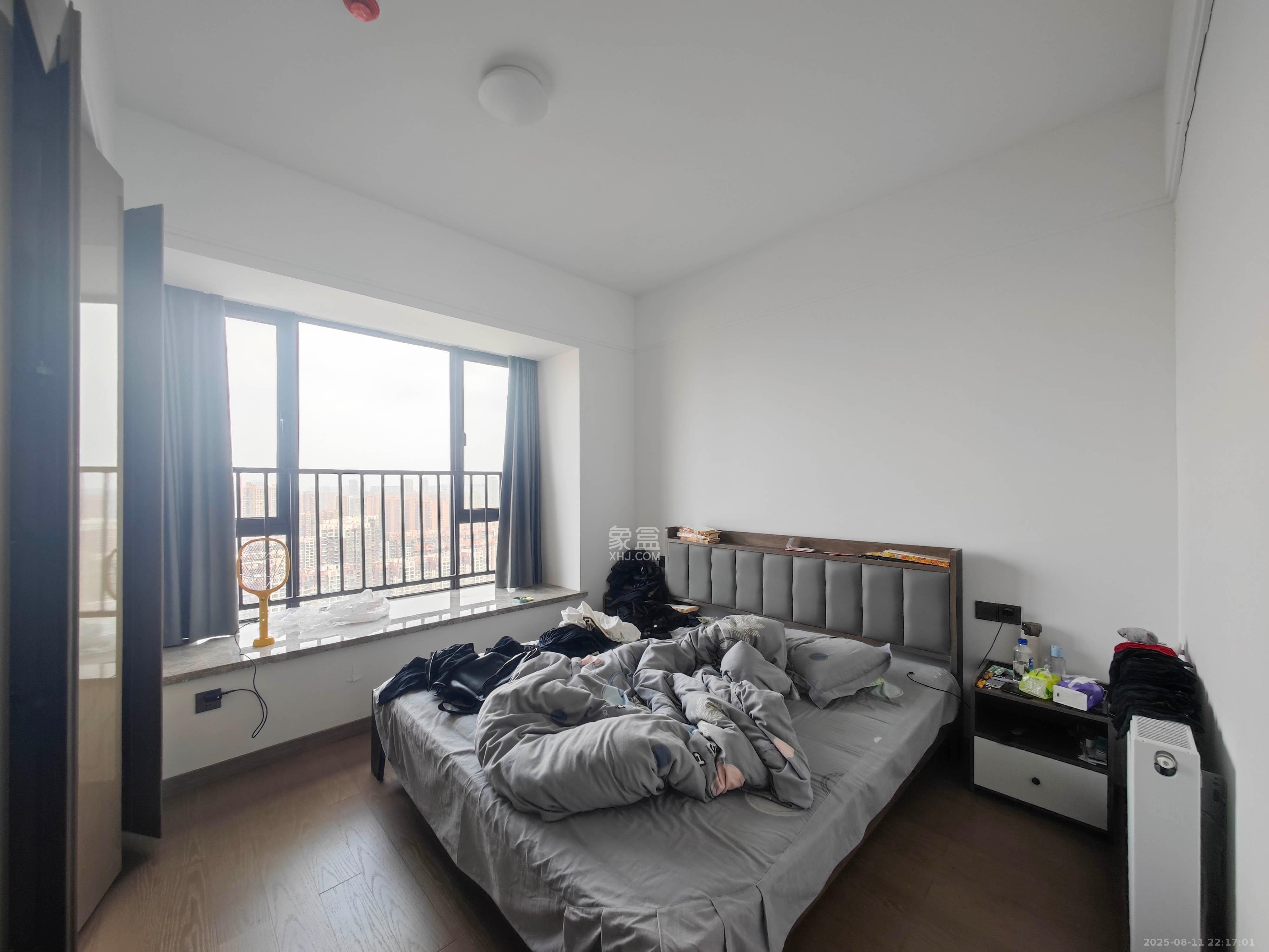 长房星城天地  4室2厅2卫    218.0万卧室