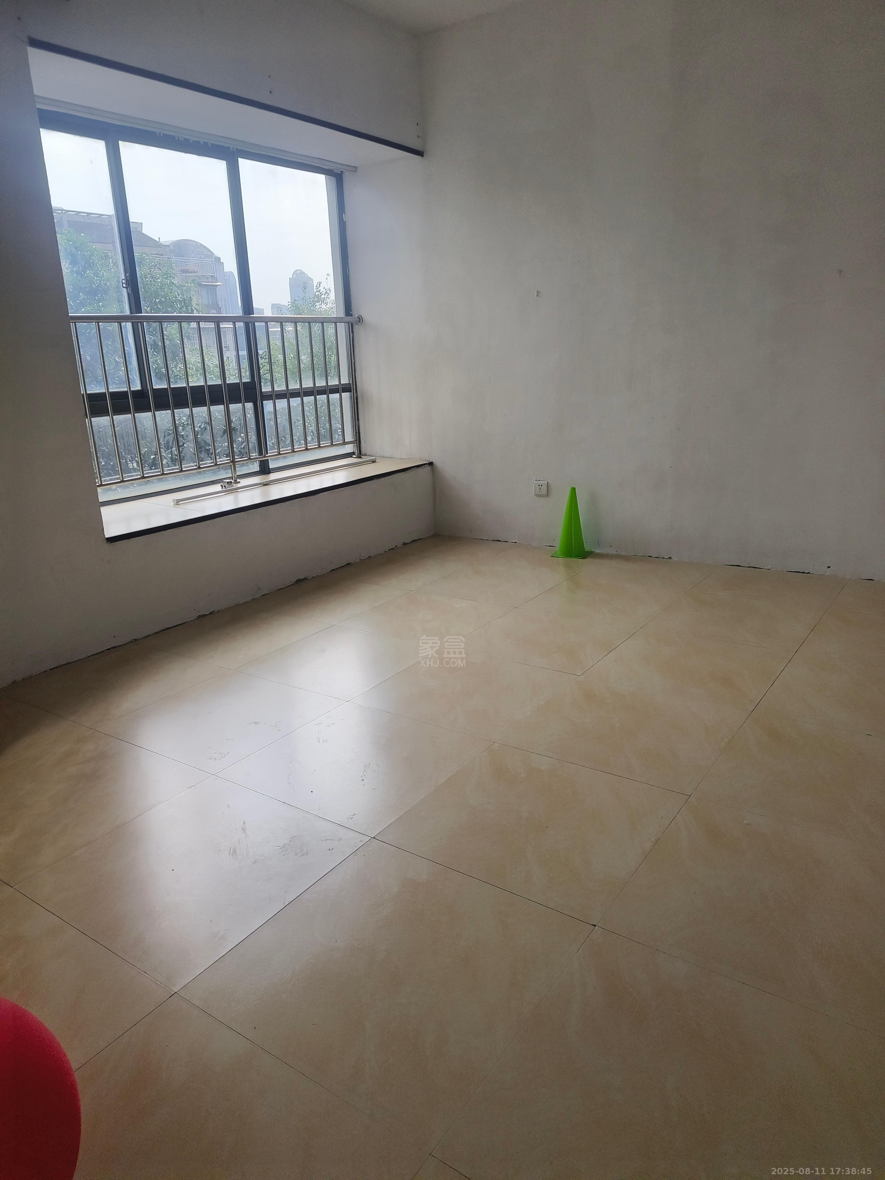 近水楼台  3室2厅2卫   1500.00元/月室内图