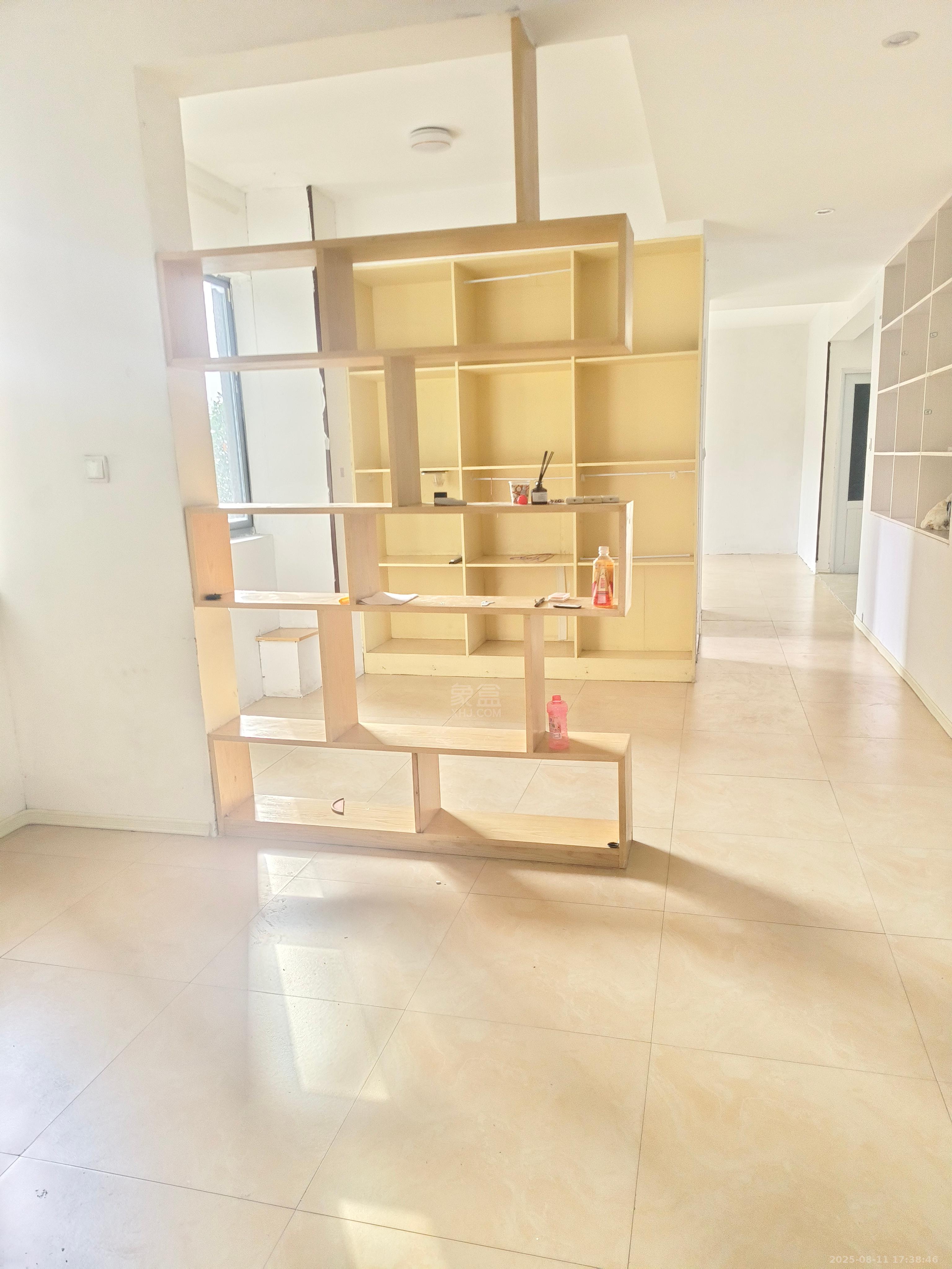 近水楼台 3室2厅2卫 1500.0元/月 近水楼台 3室2厅2卫 1500.0元/月室内图