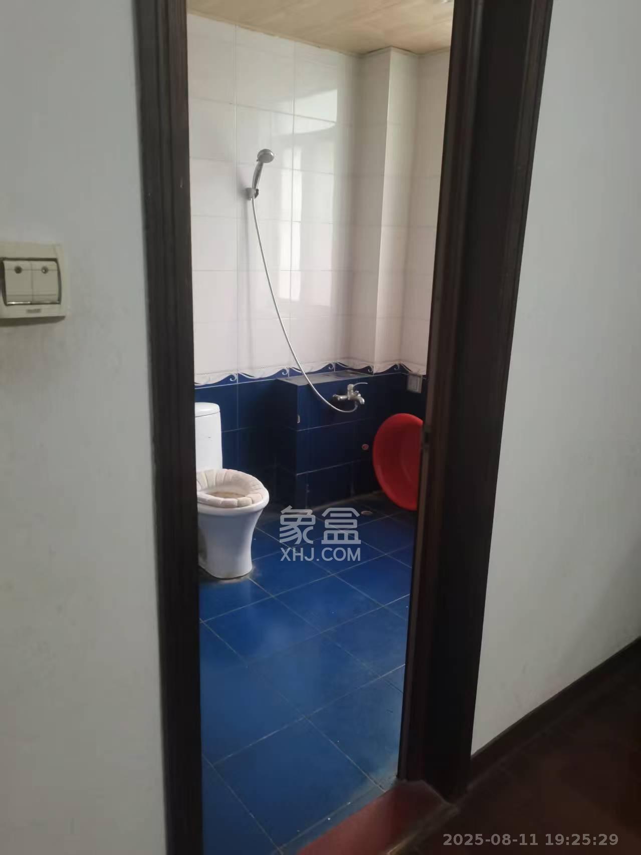 莲湖汽配城  3室1厅2卫    2300.0元/月 莲湖汽配城  3室1厅2卫    2300.0元/月室内图