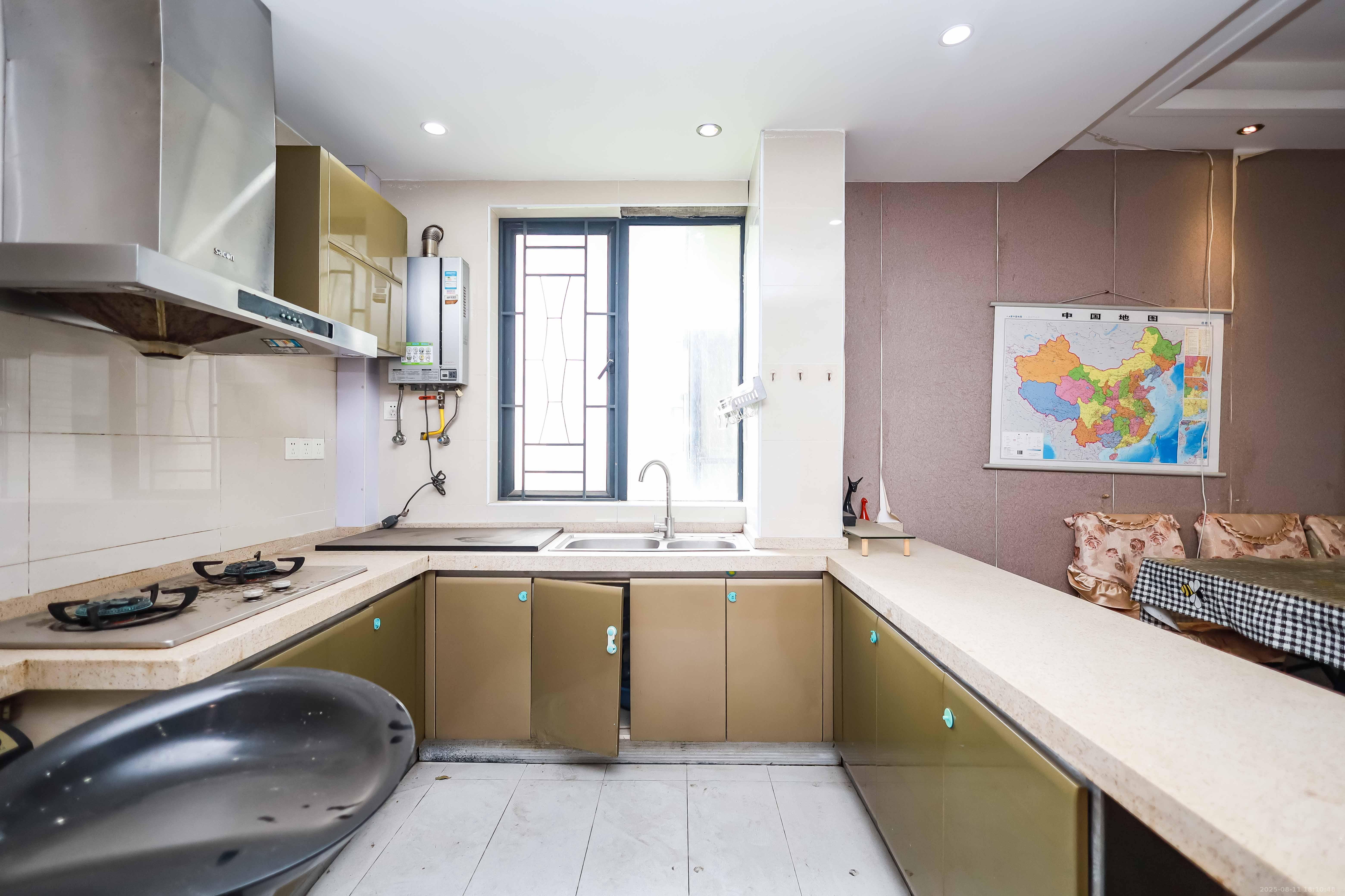 莱茵城  3室2厅2卫    108.0万 莱茵城  3室2厅2卫    108.0万厨房