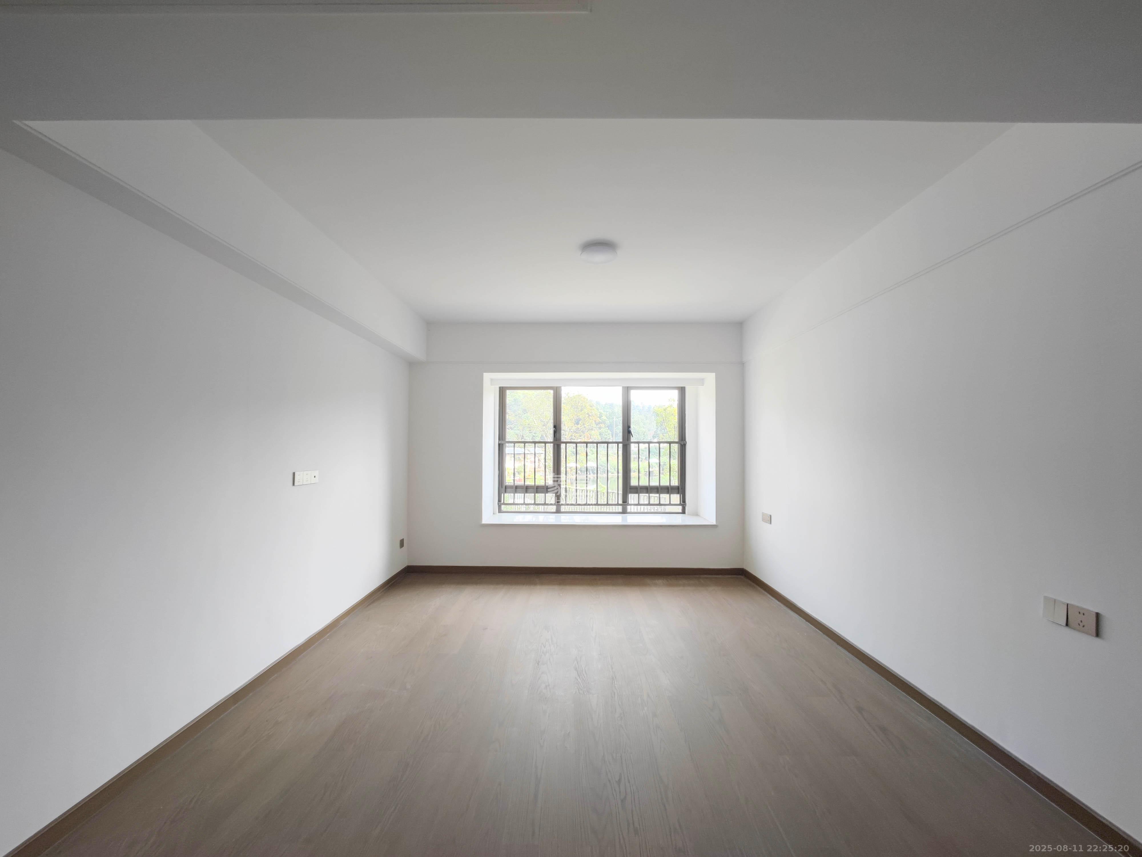 弘阳阳光城天宸府  4室2厅2卫    196.0万卧室