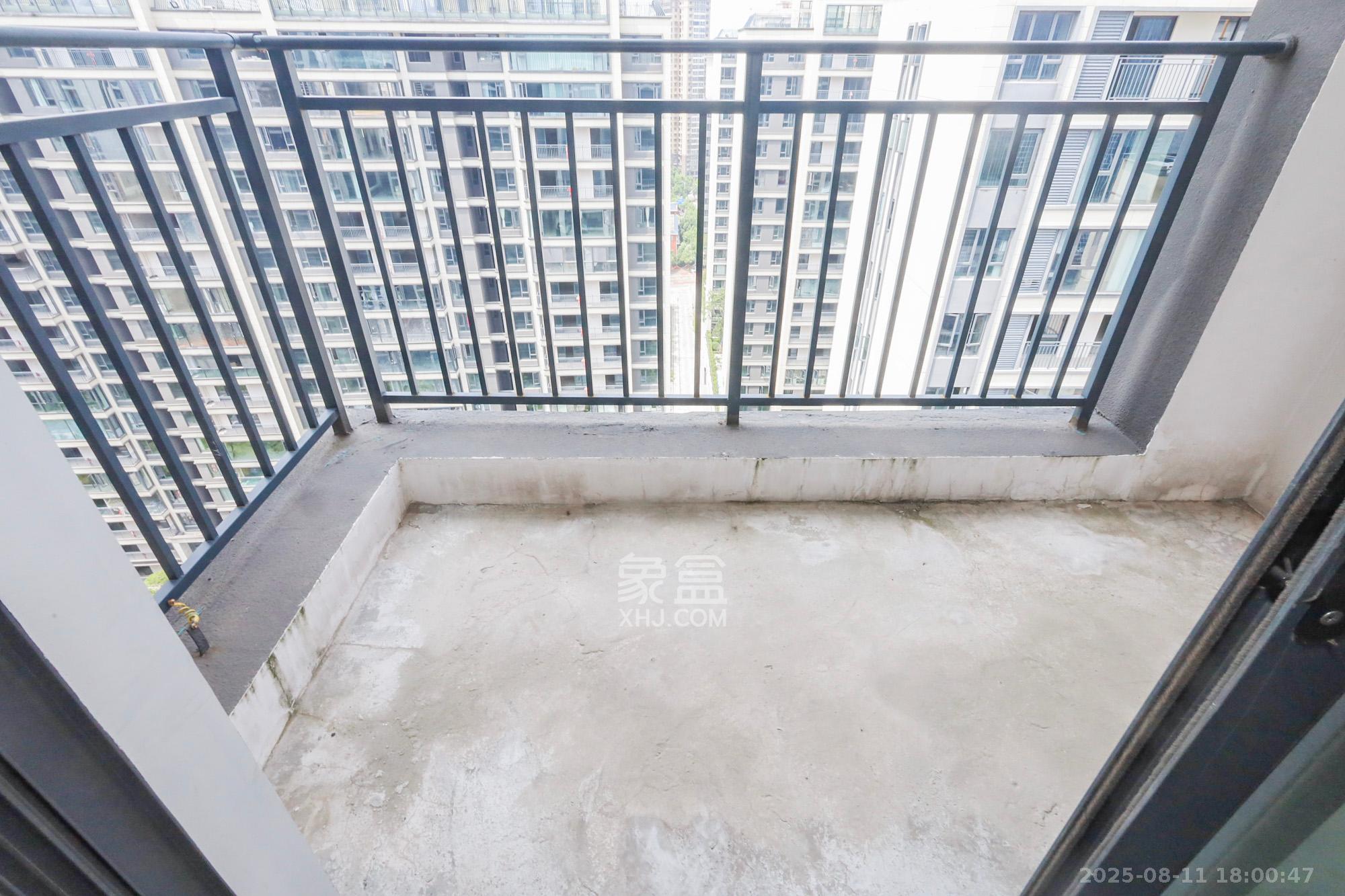 轨道中建麓江府  4室2厅2卫   199.00万阳台