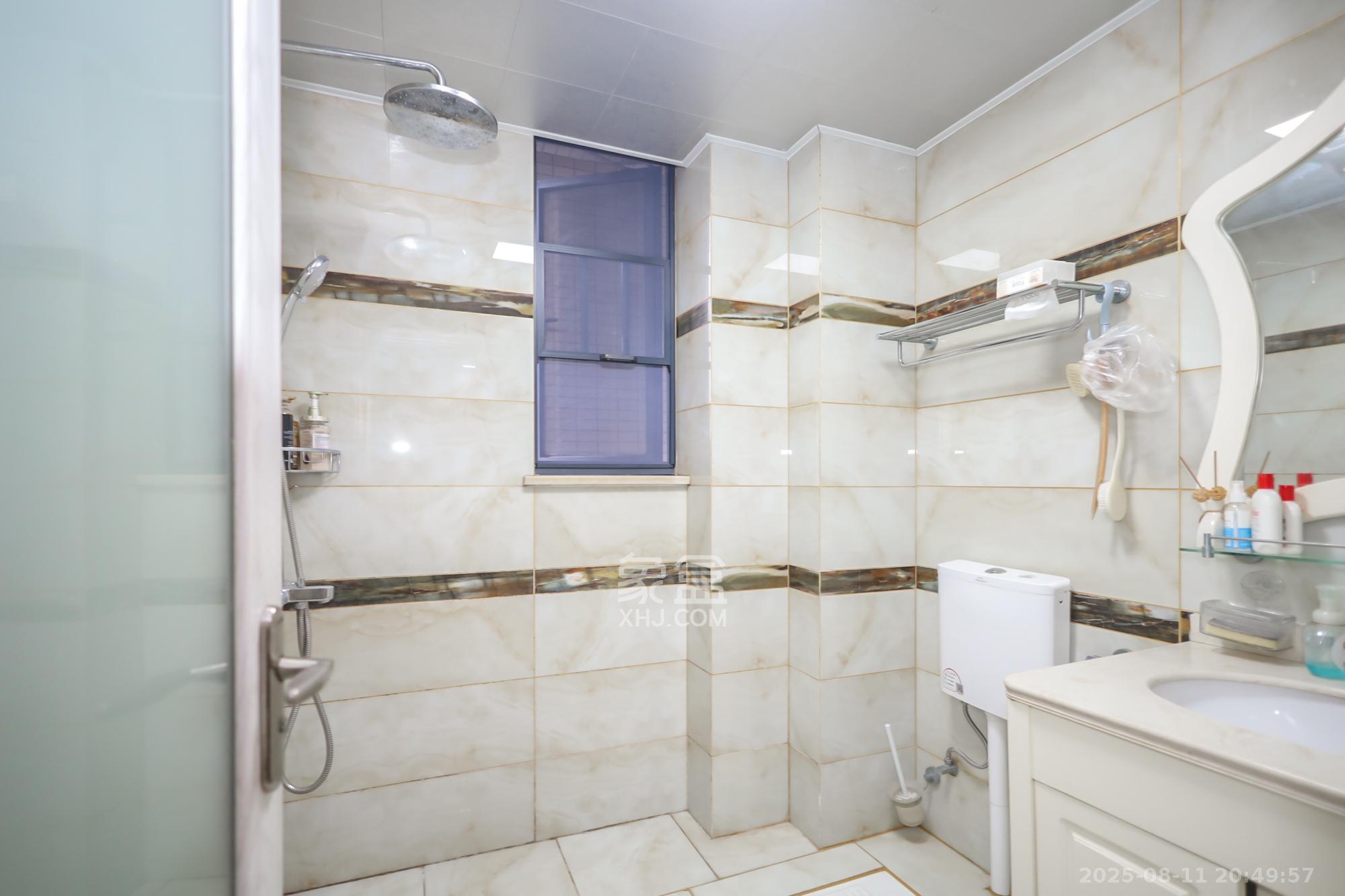 西山汇景一、二期  3室2厅2卫    196.0万卫生间