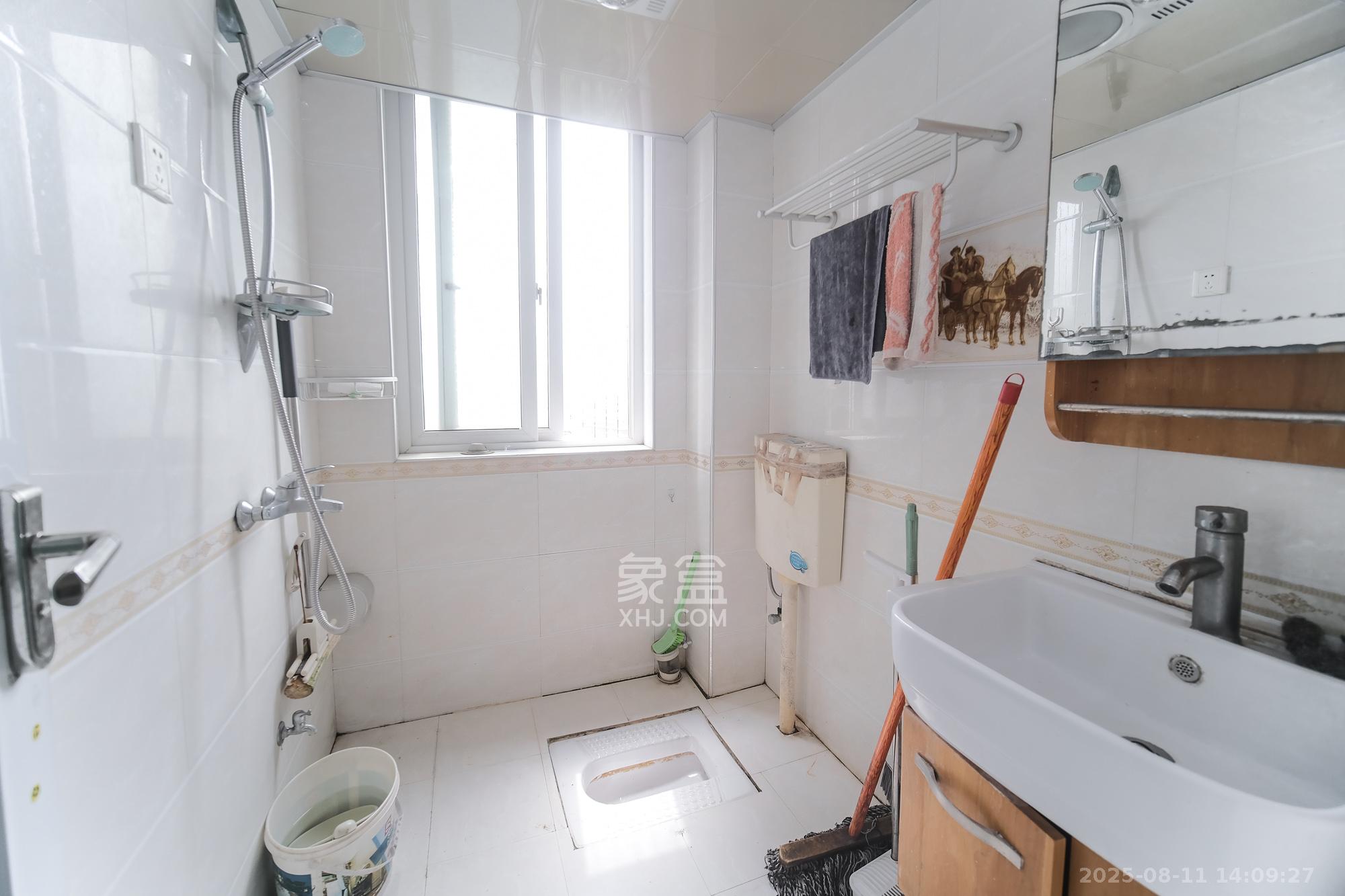 世景华庭 2室2厅1卫 43.0万 世景华庭 2室2厅1卫 43.0万卫生间