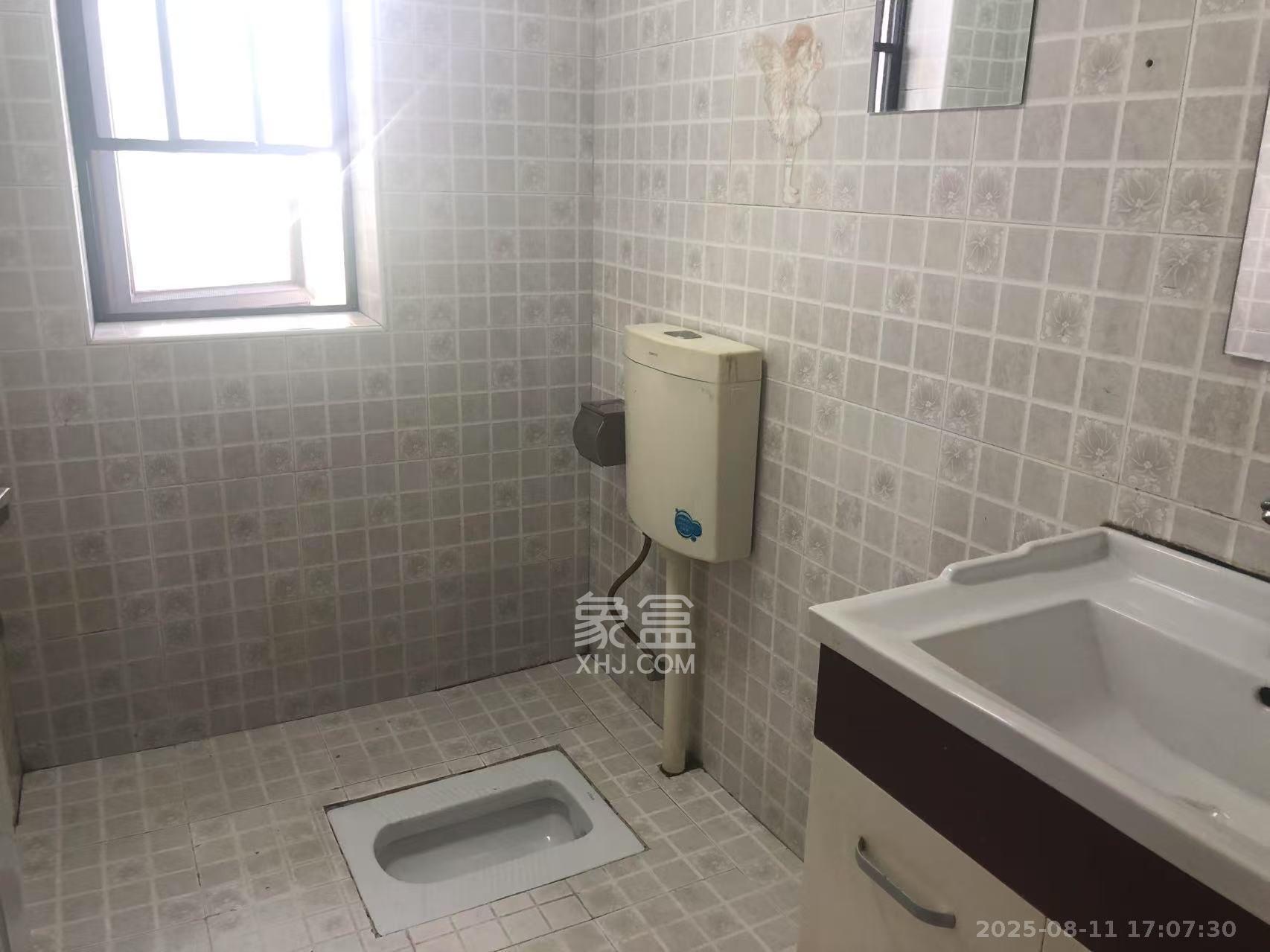 新城新世界一二三期  1室2厅1卫   2200.00元/月室内图
