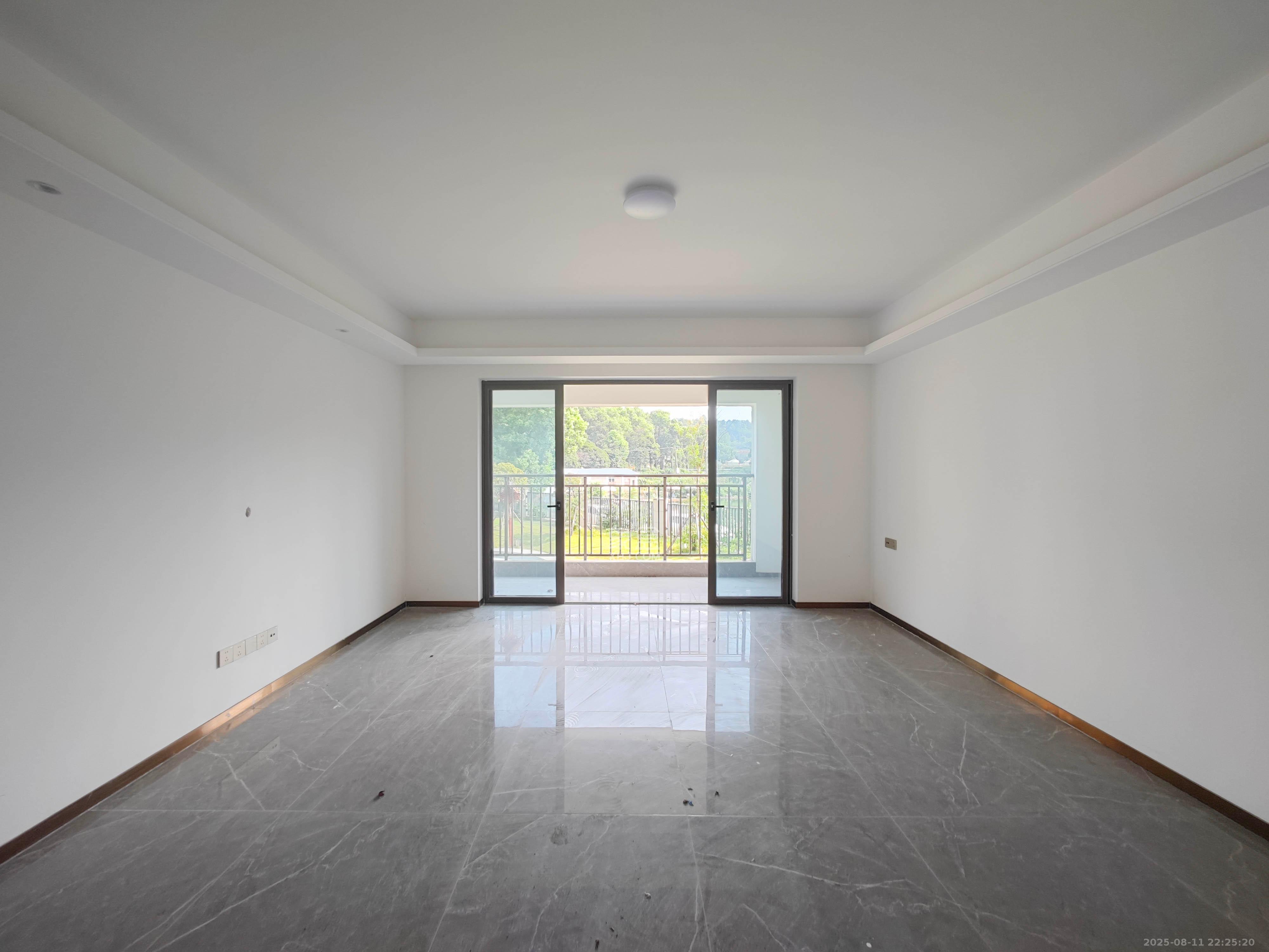 弘阳阳光城天宸府 4室2厅2卫 196.0万 弘阳阳光城天宸府 4室2厅2卫 196.0万客厅