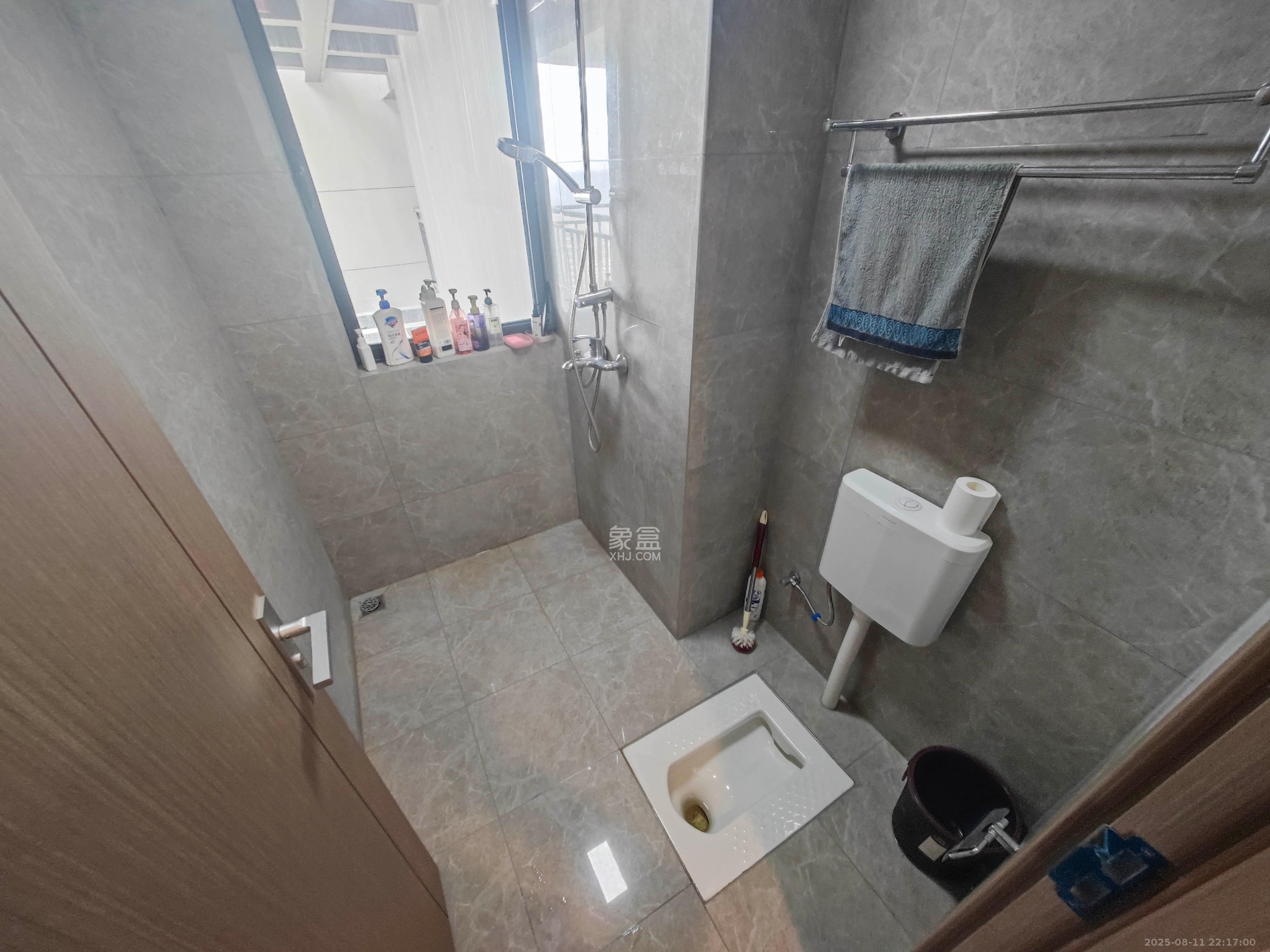 长房星城天地  4室2厅2卫    218.0万卫生间