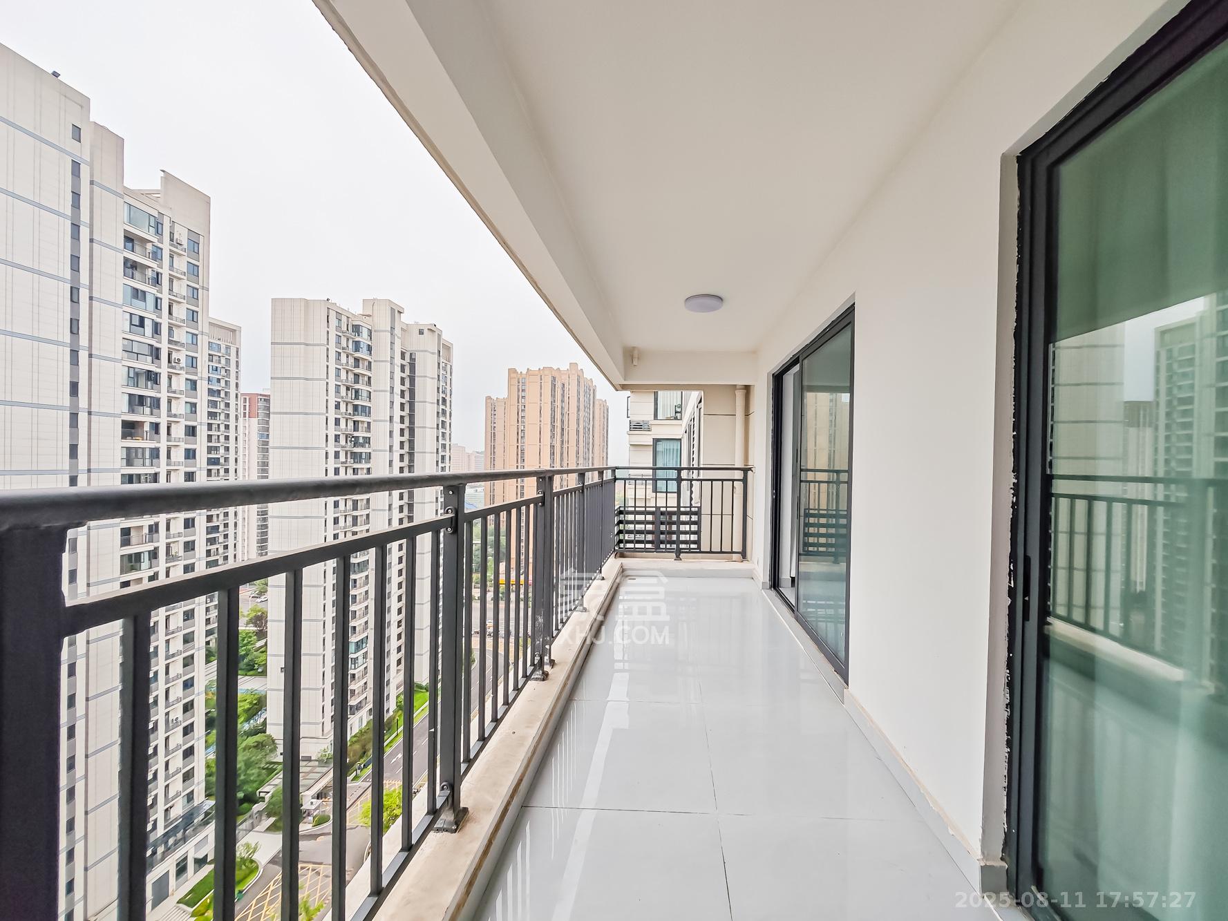 长沙北中心保利时代B区  4室2厅2卫    168.0万阳台