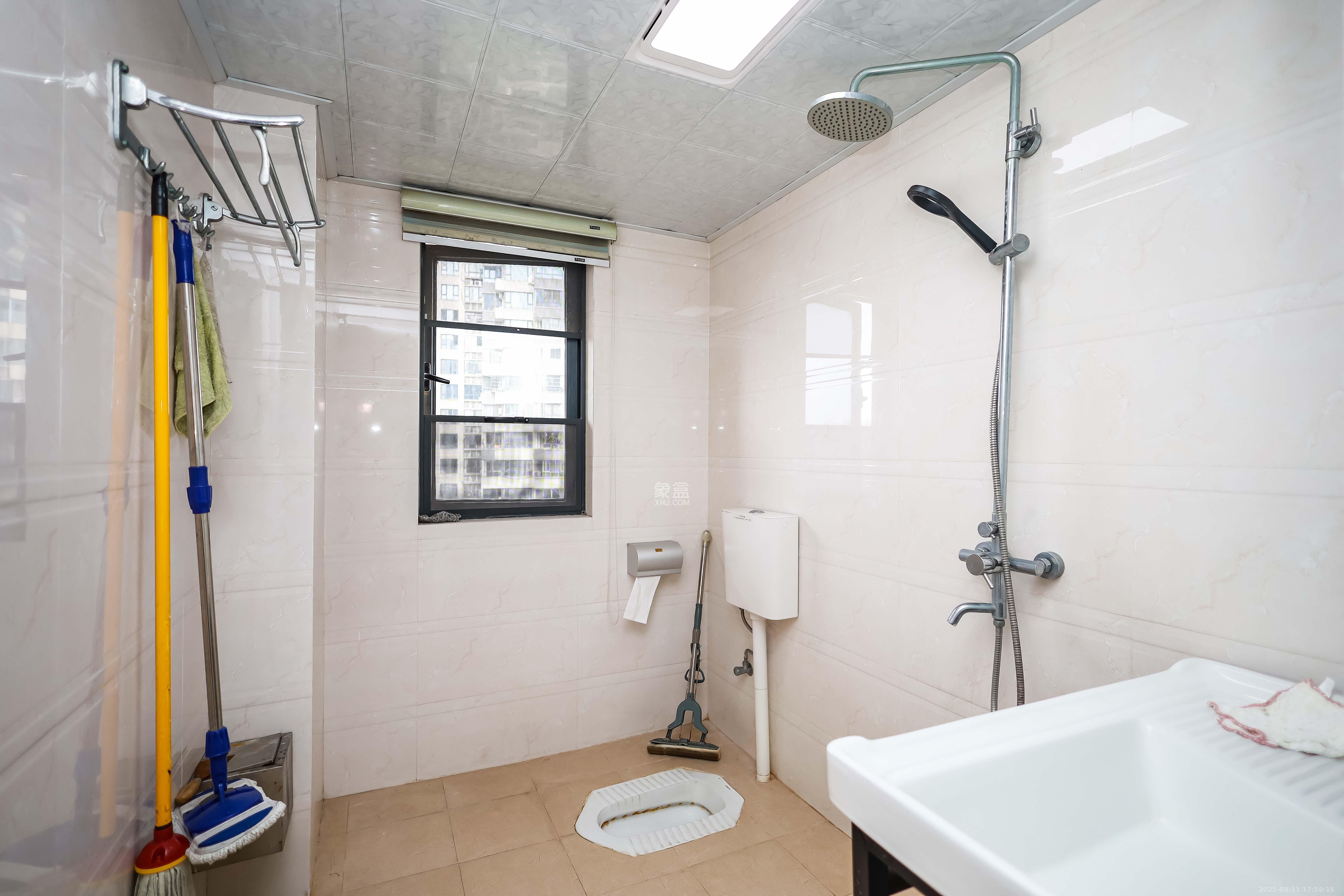 长房时代城  4室2厅2卫    165.0万卫生间