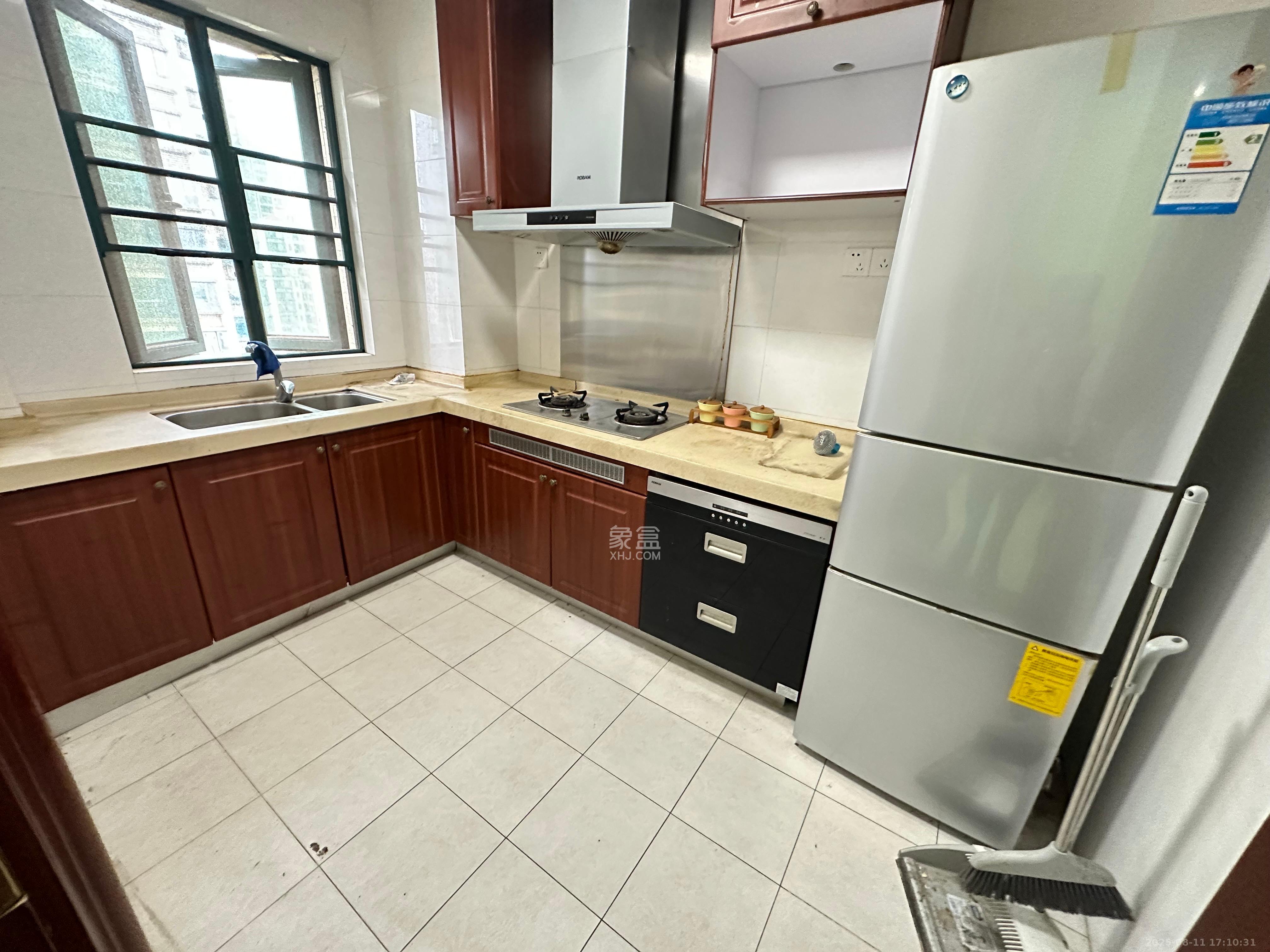 恒大华府  3室2厅2卫    3400.0元/月 恒大华府  3室2厅2卫    3400.0元/月室内图