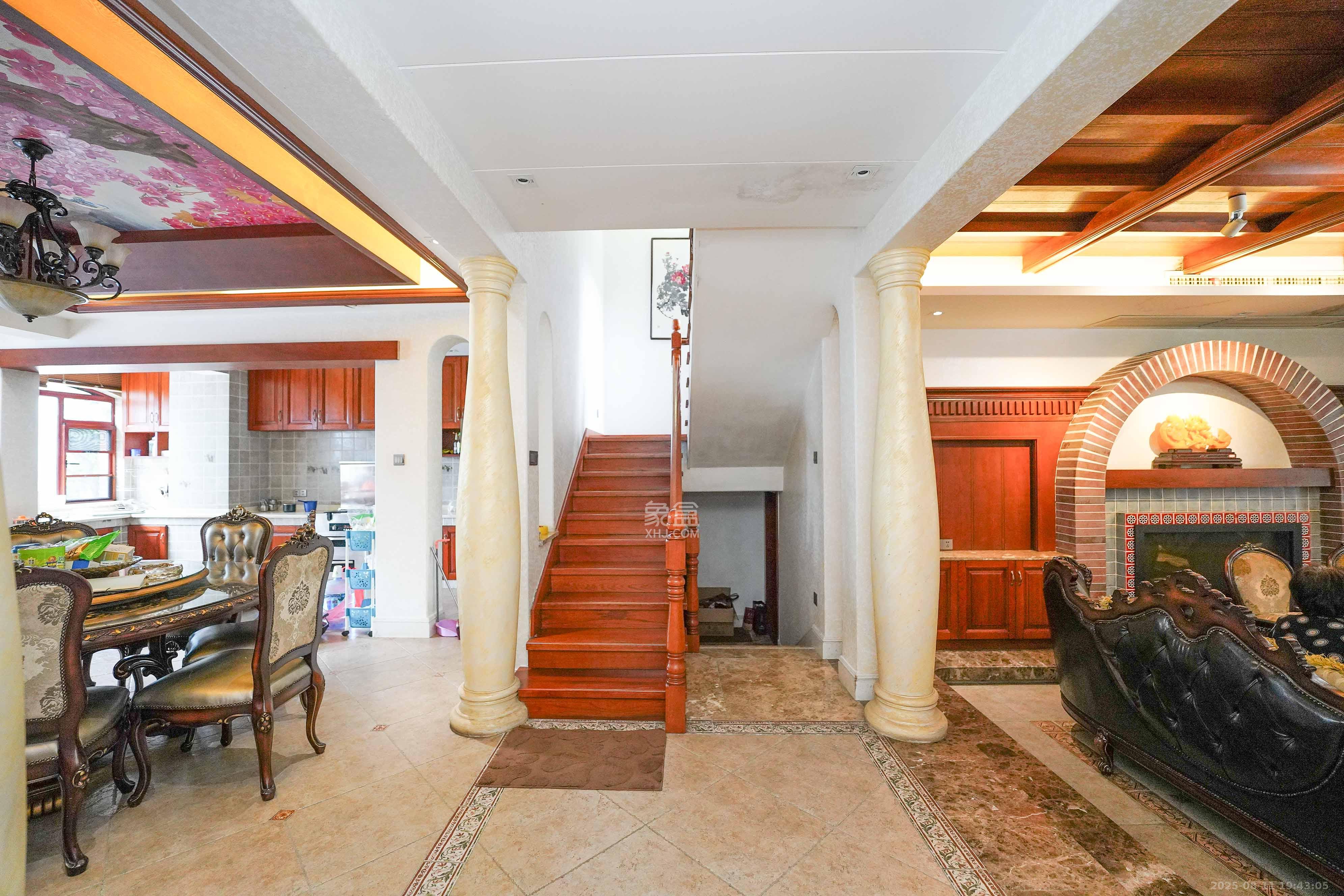 格兰小镇  6室2厅4卫    638.0万 格兰小镇  6室2厅4卫    638.0万客厅