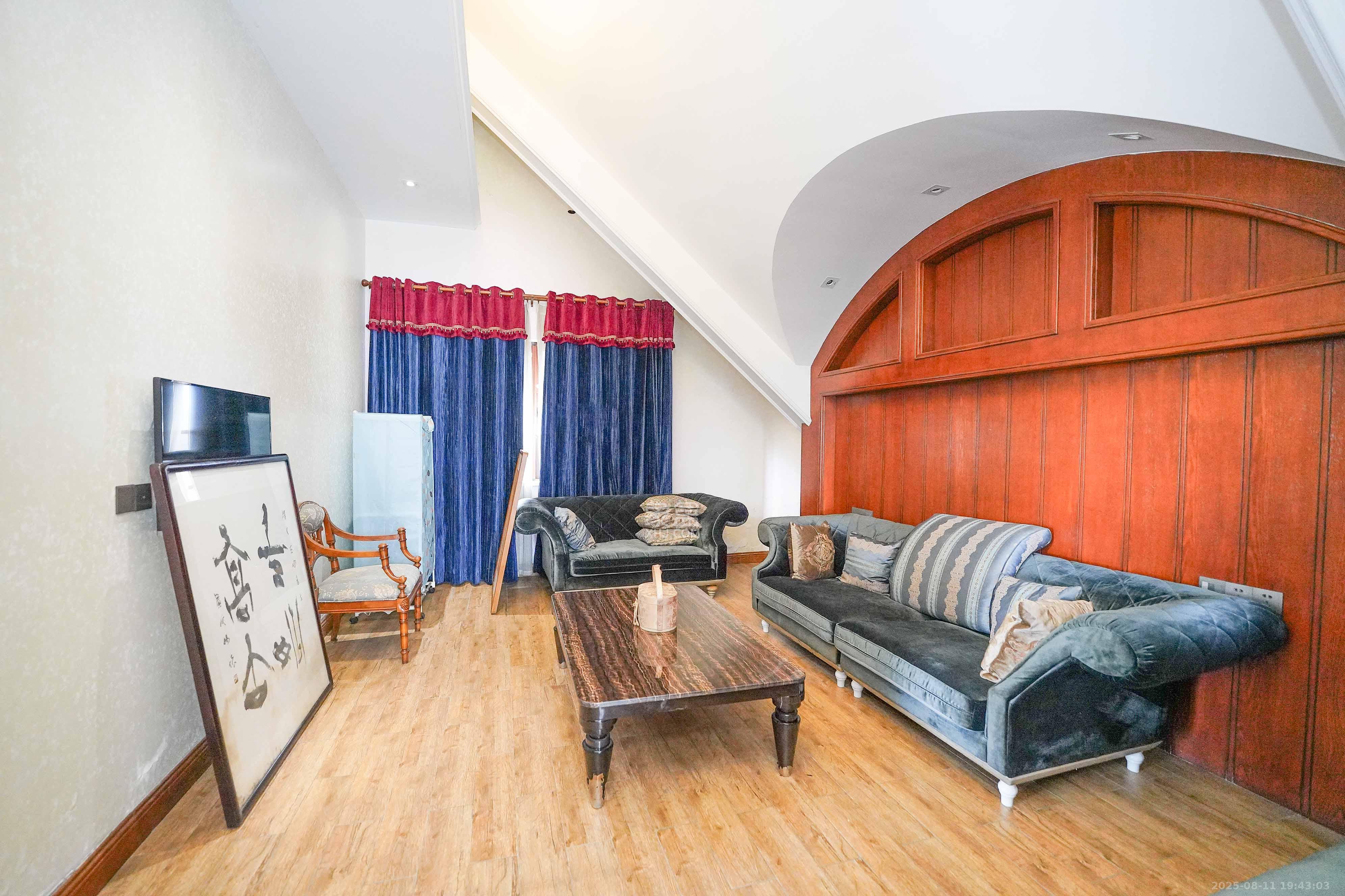 格兰小镇  6室2厅4卫    638.0万 格兰小镇  6室2厅4卫    638.0万卧室