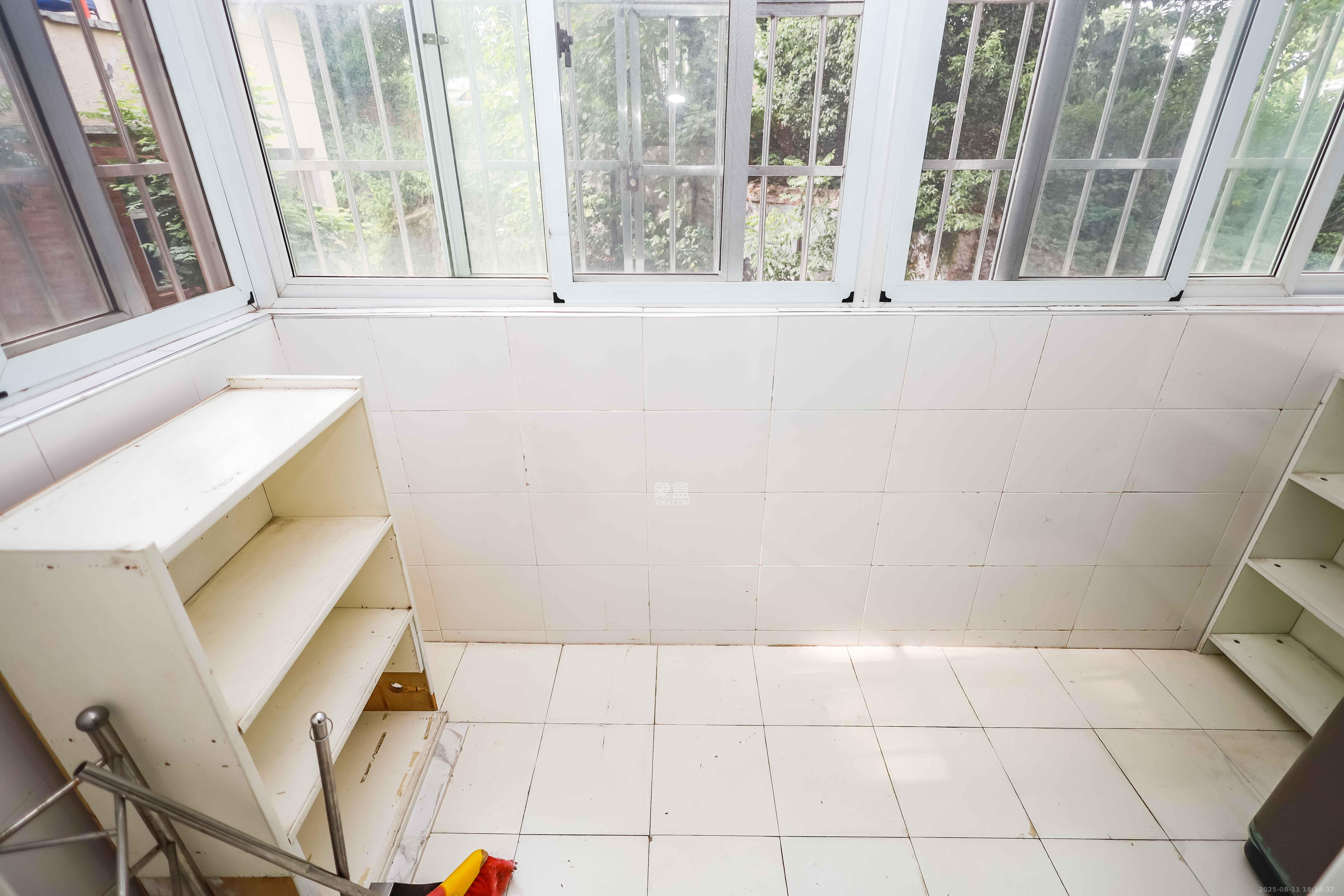 咸嘉新村悦峰园  3室2厅1卫    108.0万阳台