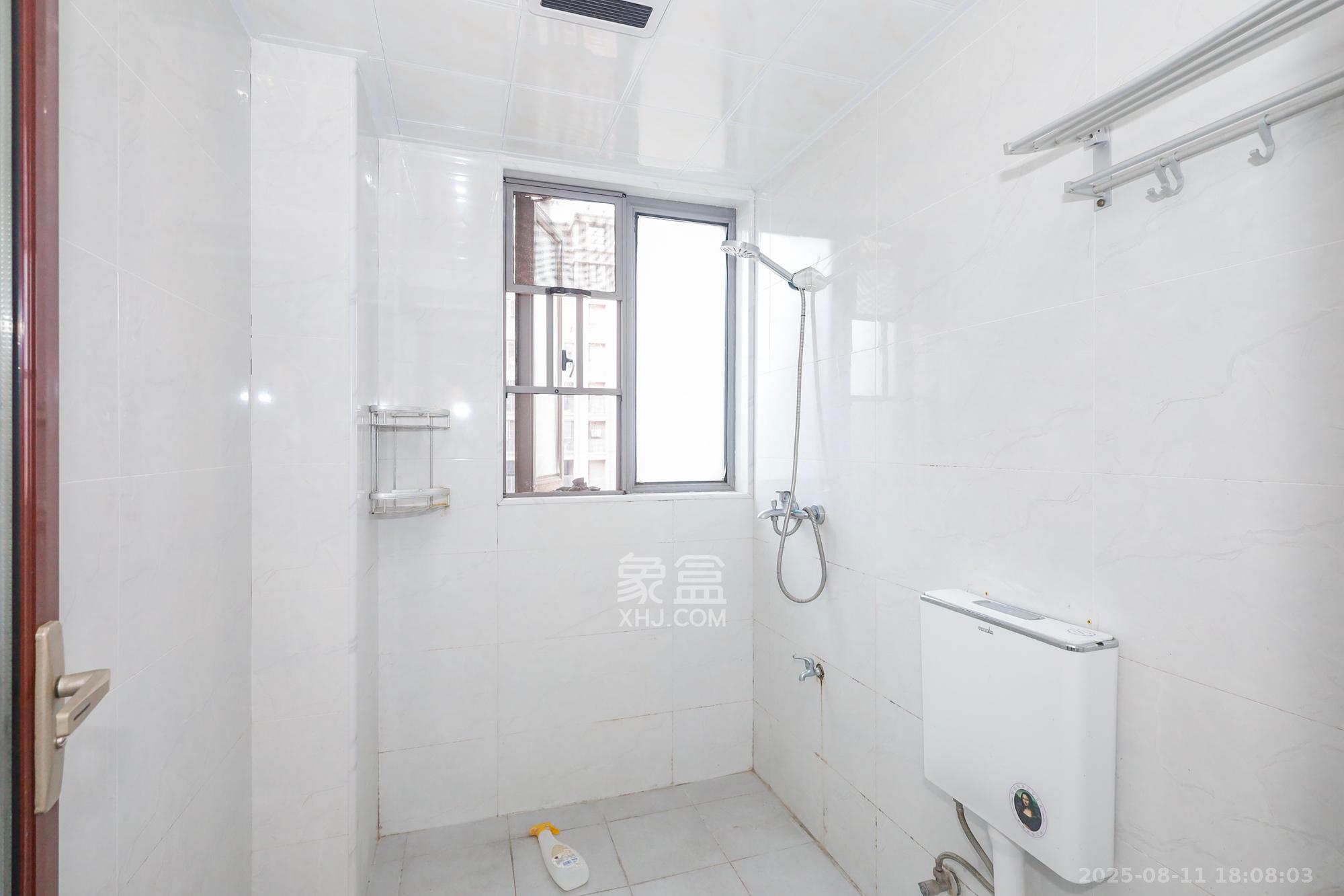 八方小区C区 3室2厅2卫 380.0万 八方小区C区 3室2厅2卫 380.0万卫生间