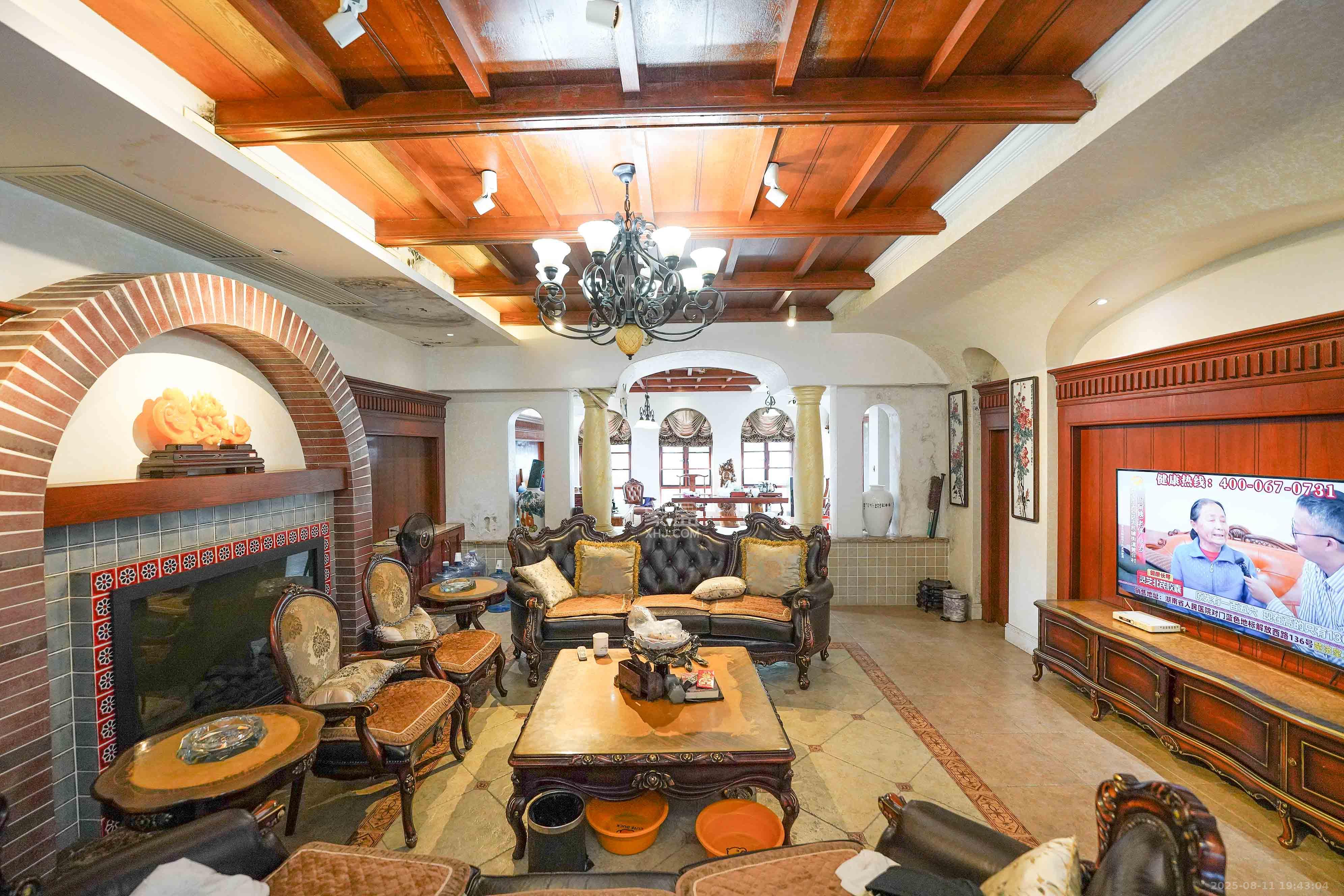 格兰小镇  6室2厅4卫    638.0万 格兰小镇  6室2厅4卫    638.0万客厅