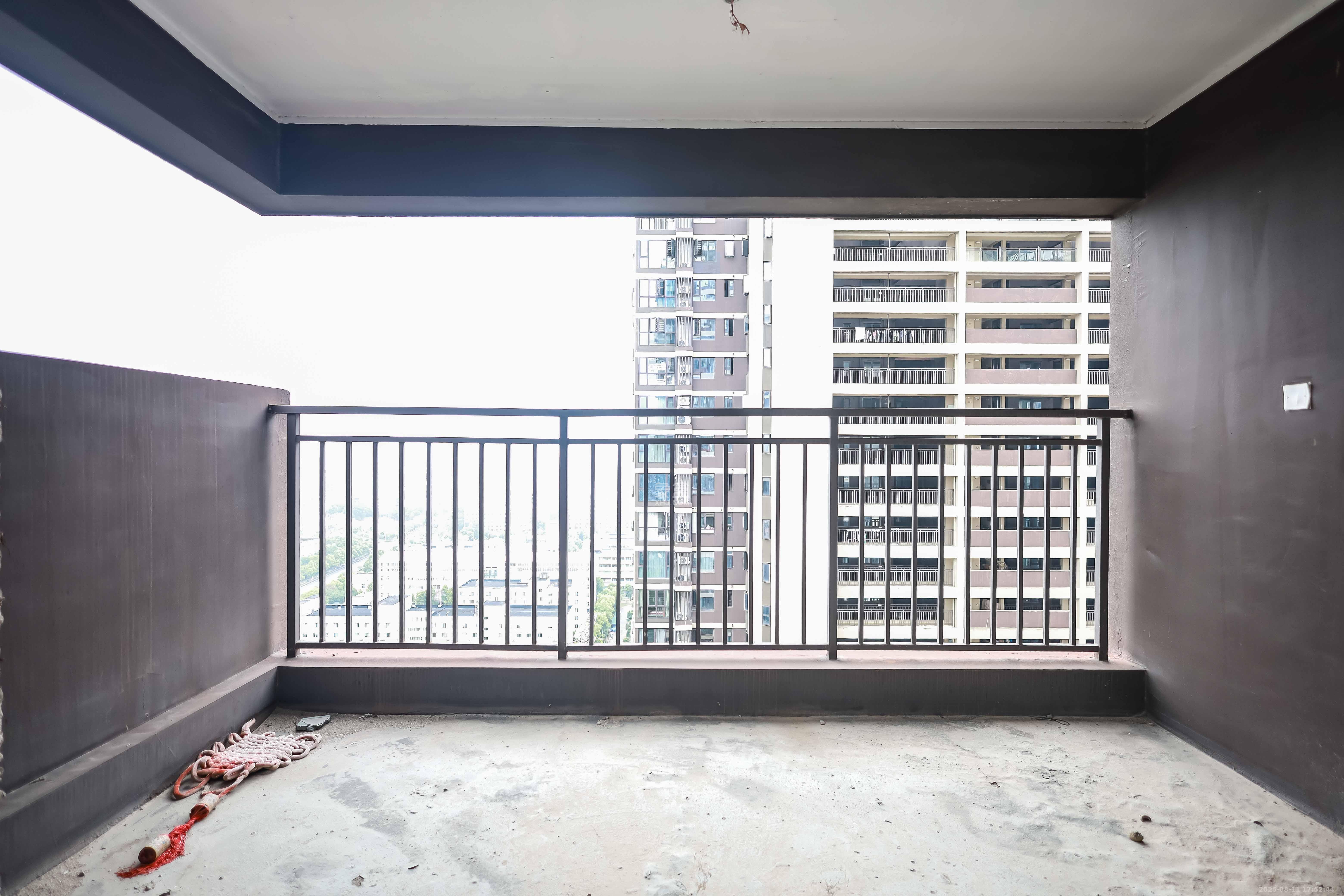 金辉优步花园  3室2厅2卫    109.0万阳台