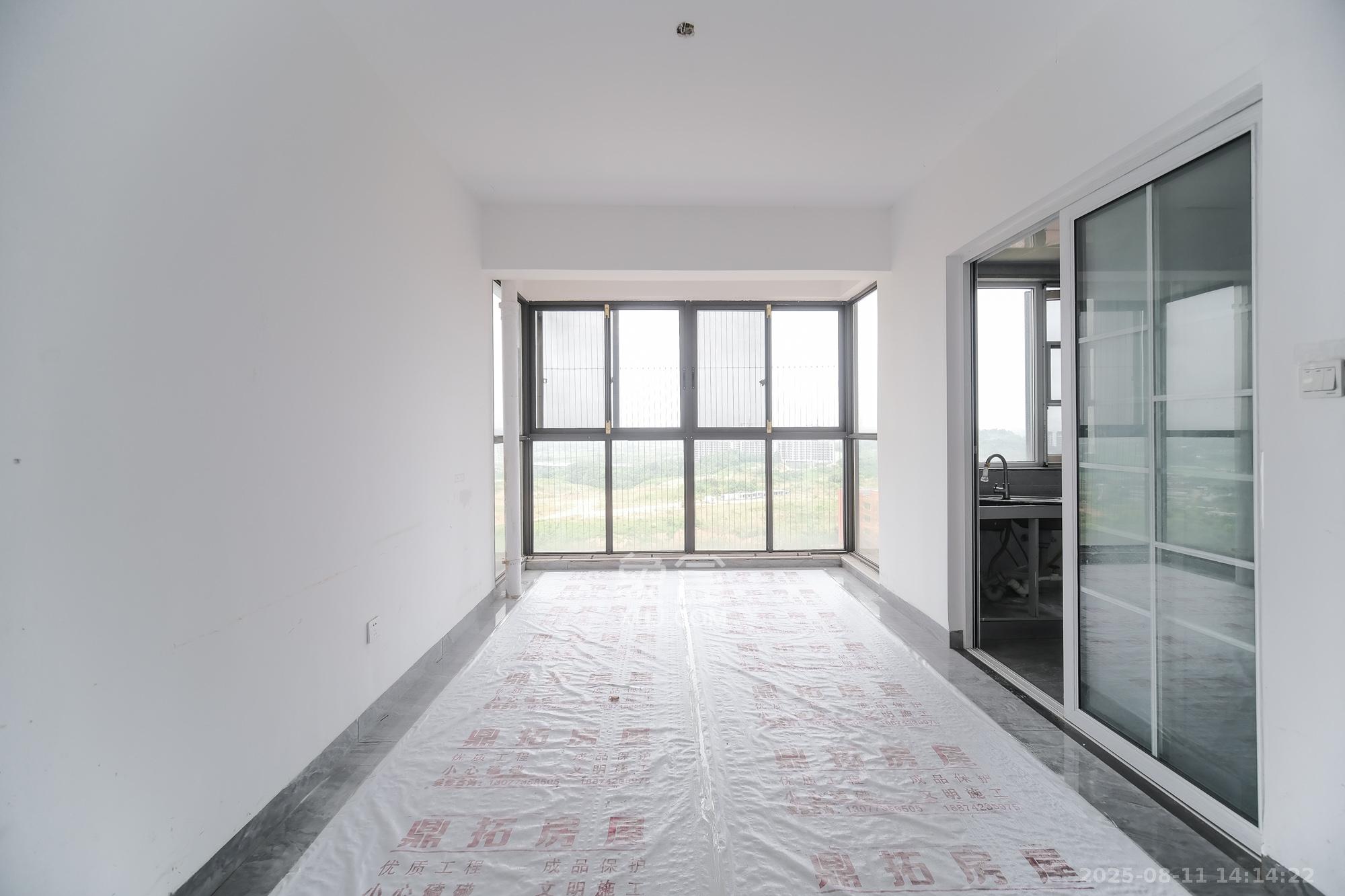 保利香槟国际 4室2厅2卫 106.00万 保利香槟国际 4室2厅2卫 106.00万客厅