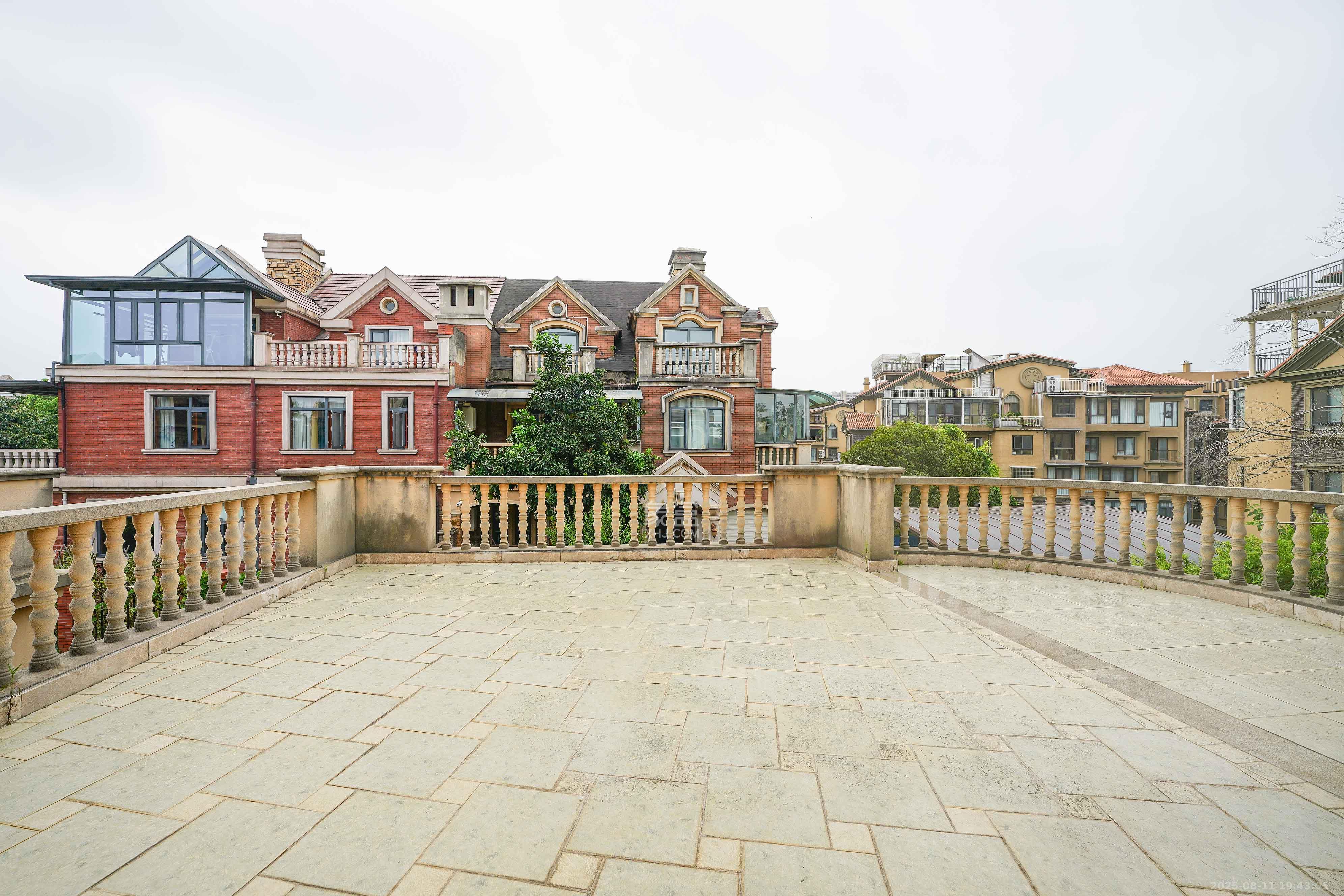 格兰小镇  6室2厅4卫    638.0万 格兰小镇  6室2厅4卫    638.0万阳台