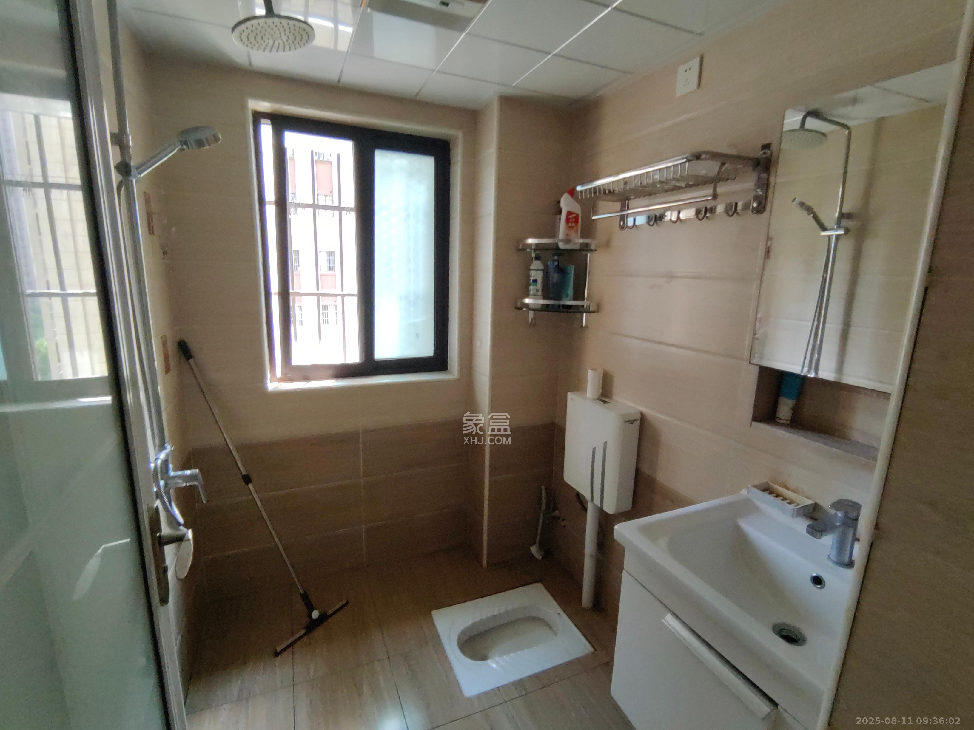 东方美地  3室2厅2卫   2300.00元/月室内图