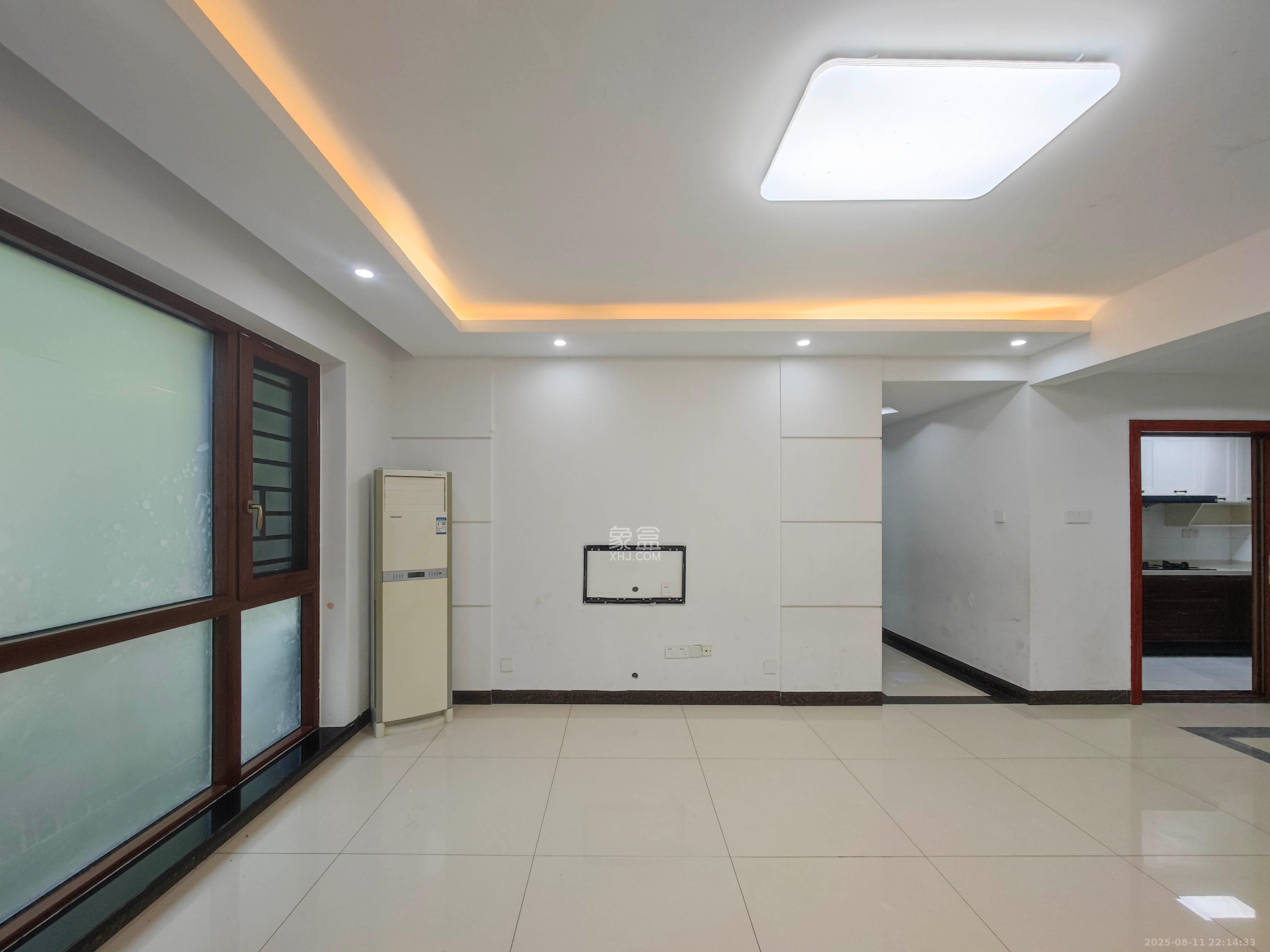 华盛世纪新城 4室2厅1卫 95.0万 华盛世纪新城 4室2厅1卫 95.0万客厅