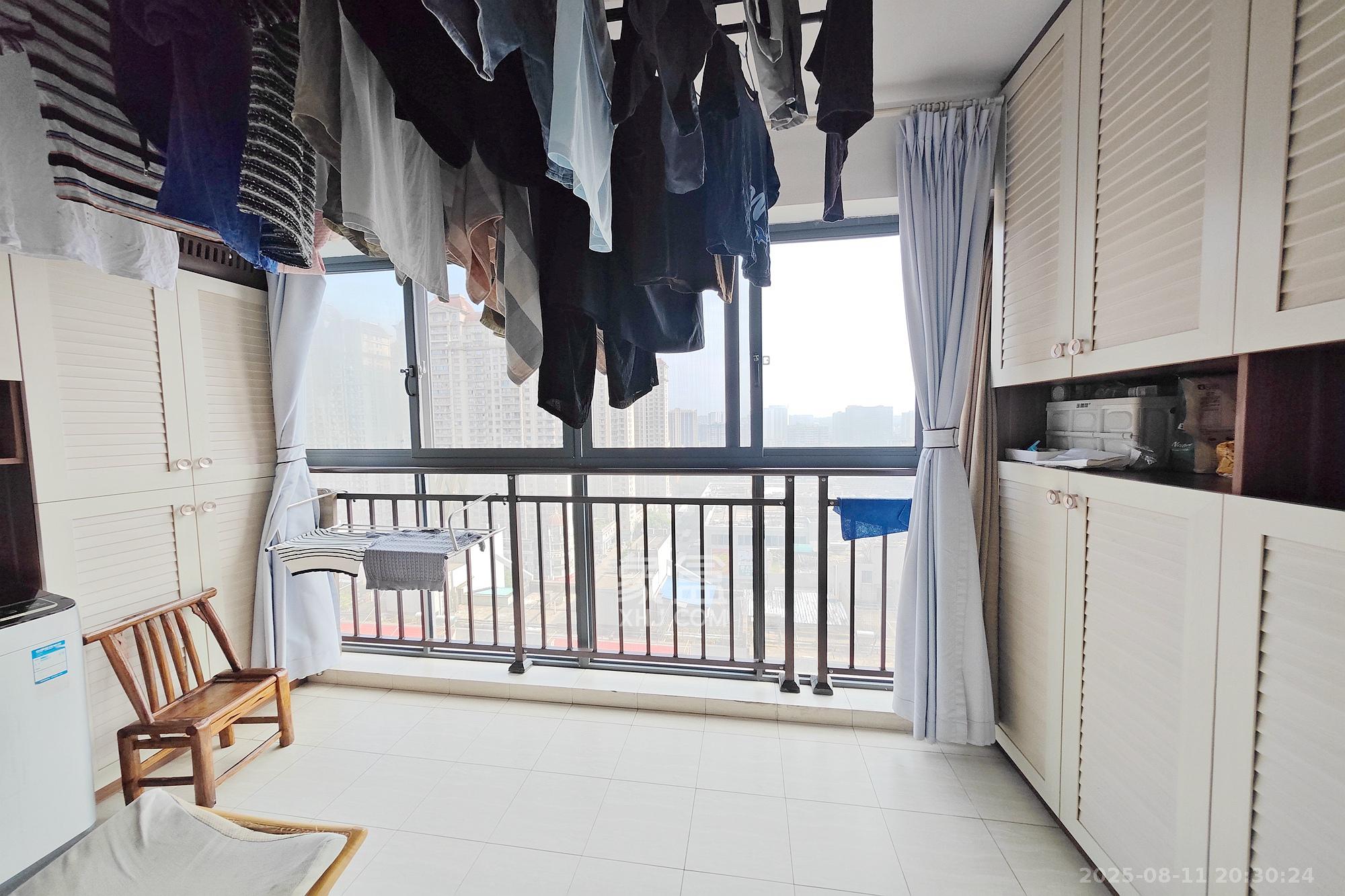 万博汇  3室2厅2卫    188.0万 万博汇  3室2厅2卫    188.0万阳台