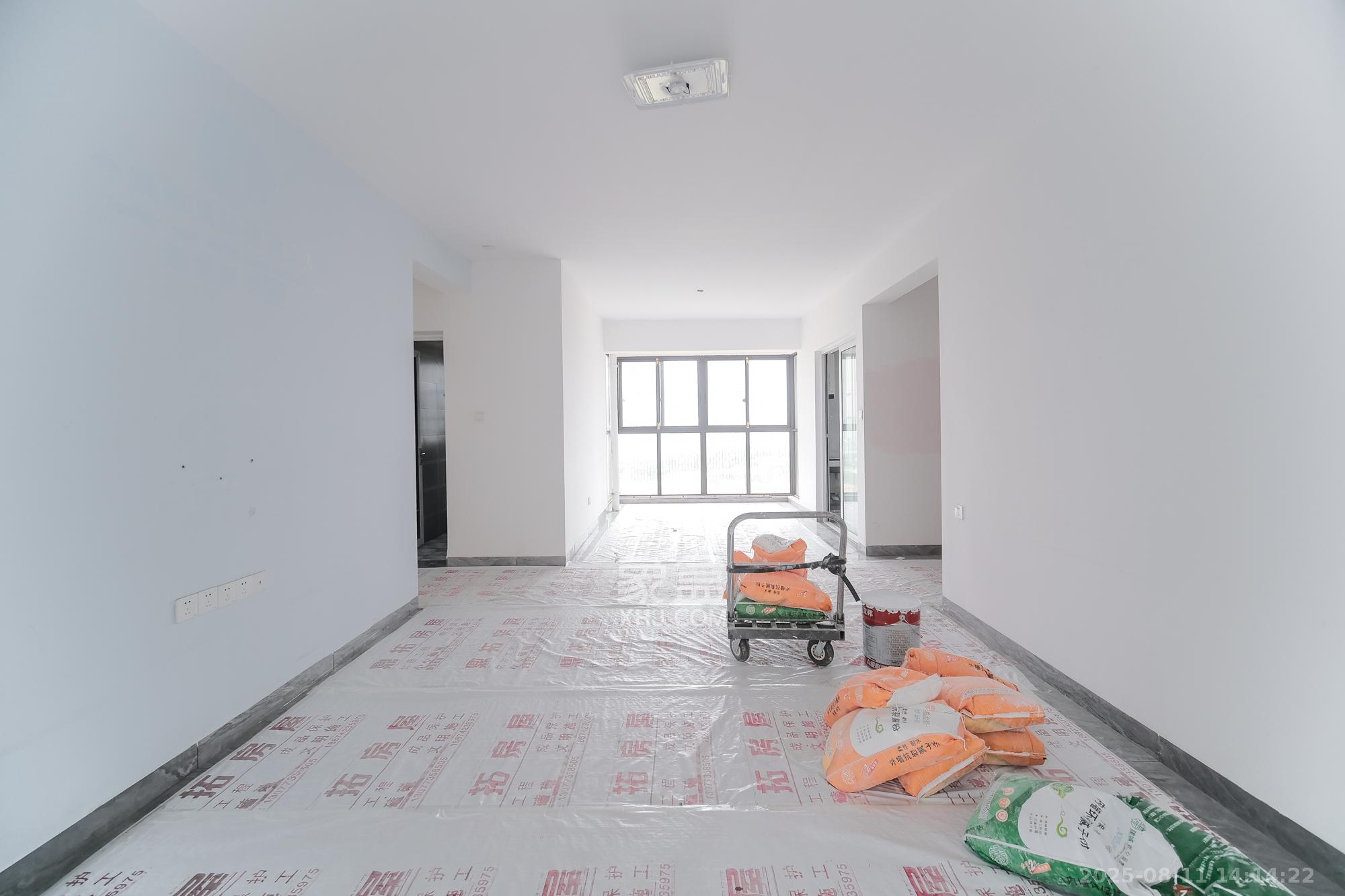 保利香槟国际 4室2厅2卫 106.00万 保利香槟国际 4室2厅2卫 106.00万客厅