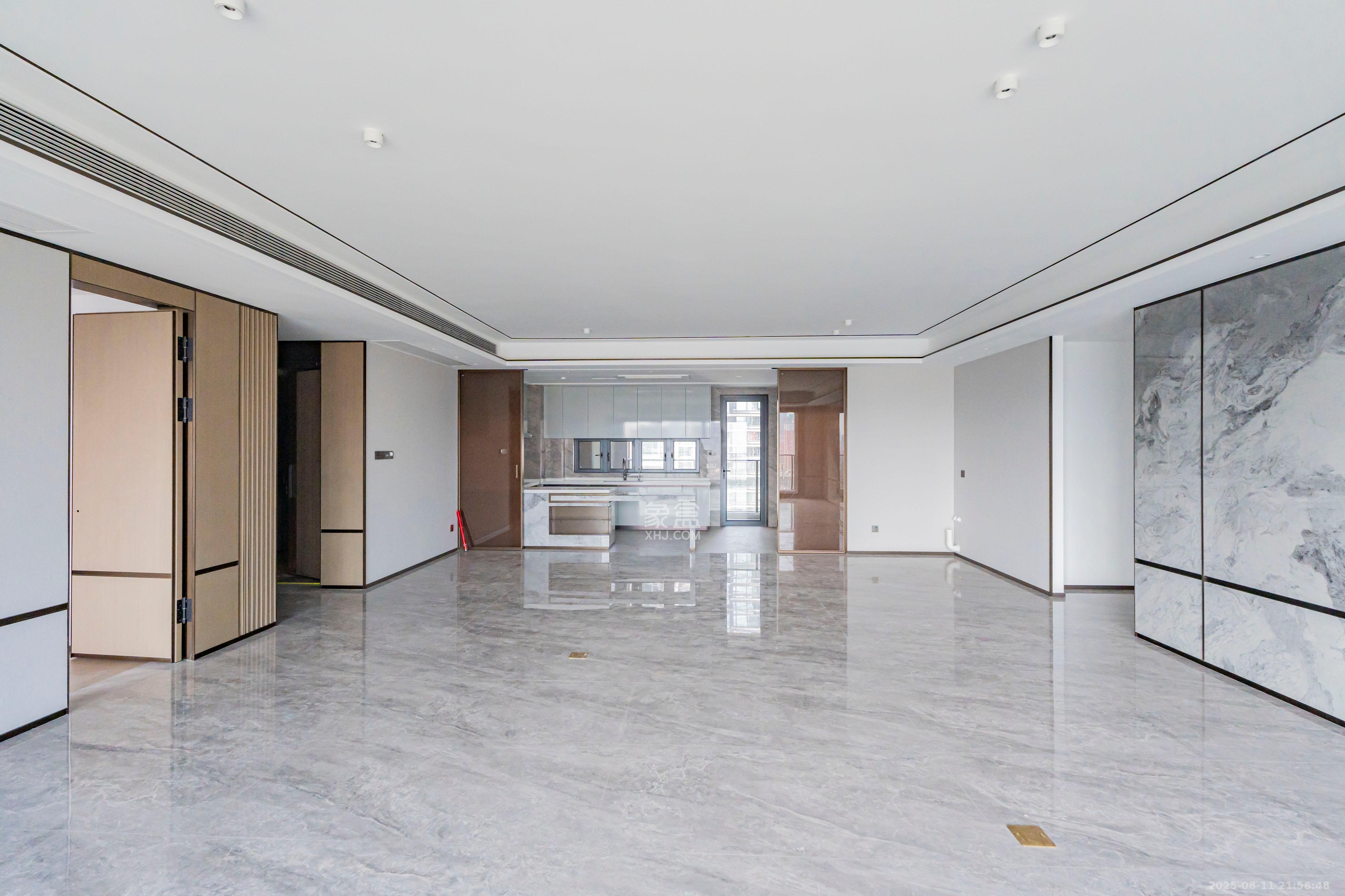建发养云  4室2厅3卫   580.00万客厅