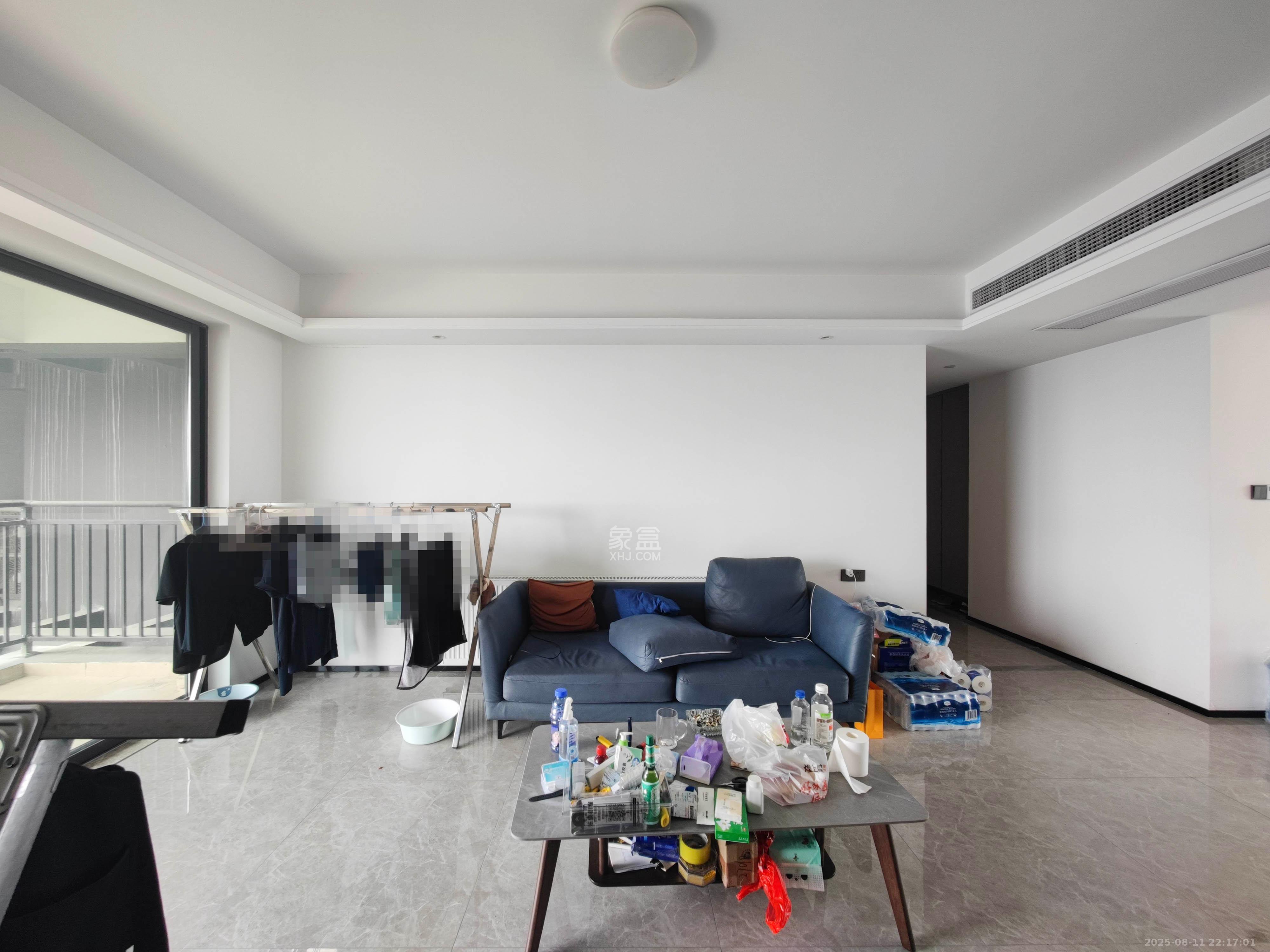 长房星城天地  4室2厅2卫    218.0万客厅