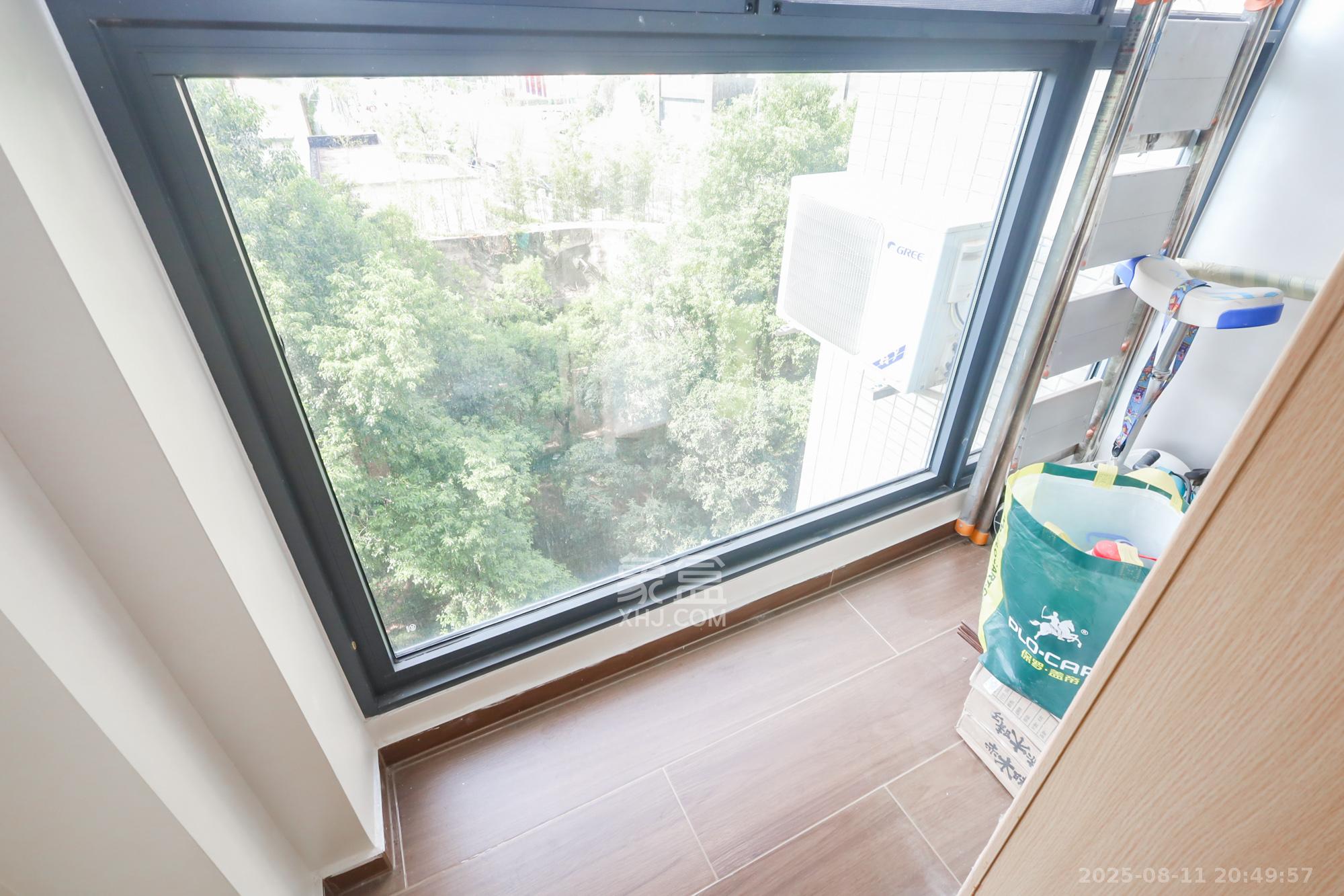 西山汇景一、二期  3室2厅2卫    196.0万阳台