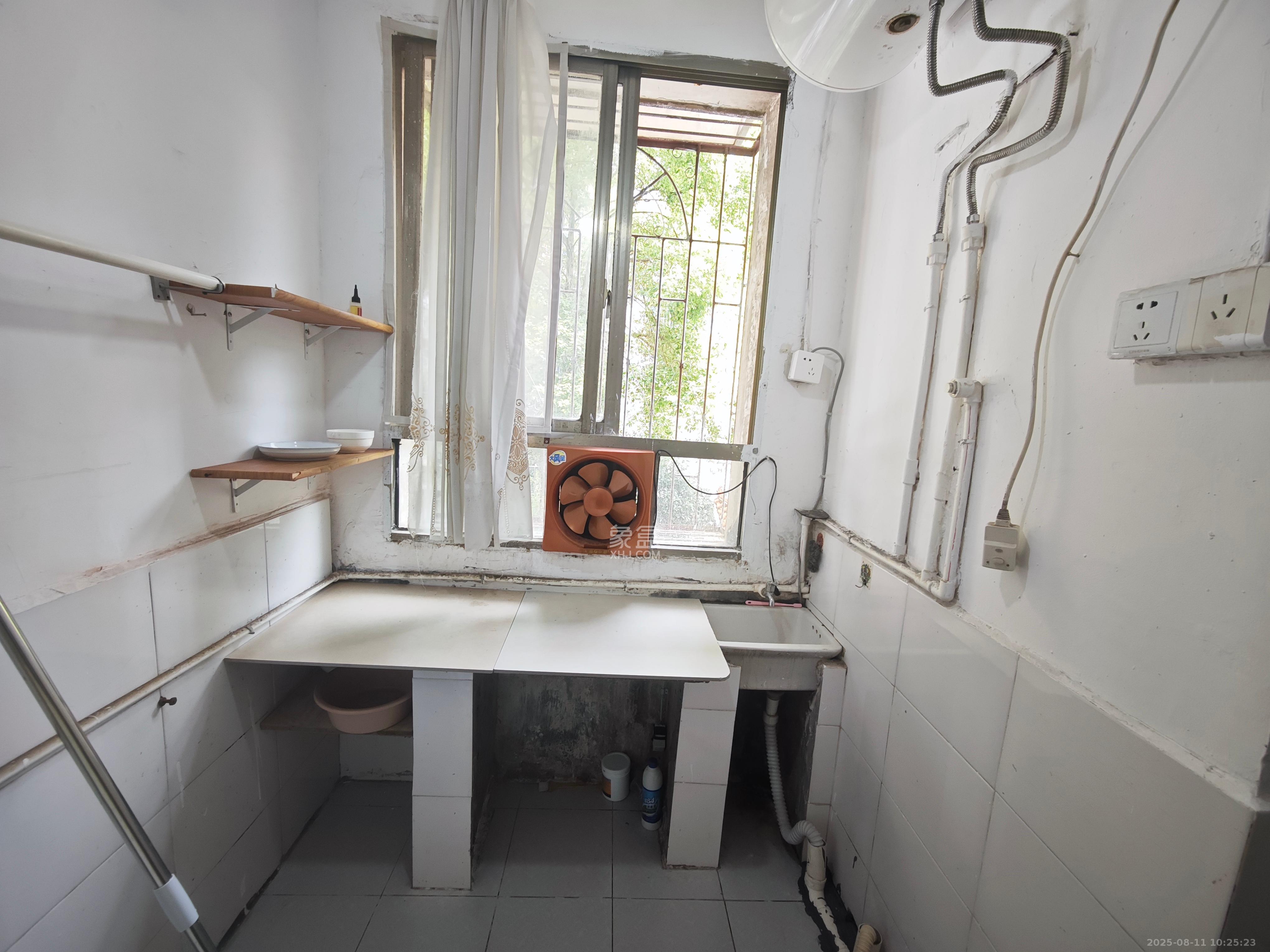 陈家湖小区  1室1厅1卫    900.0元/月 陈家湖小区  1室1厅1卫    900.0元/月室内图