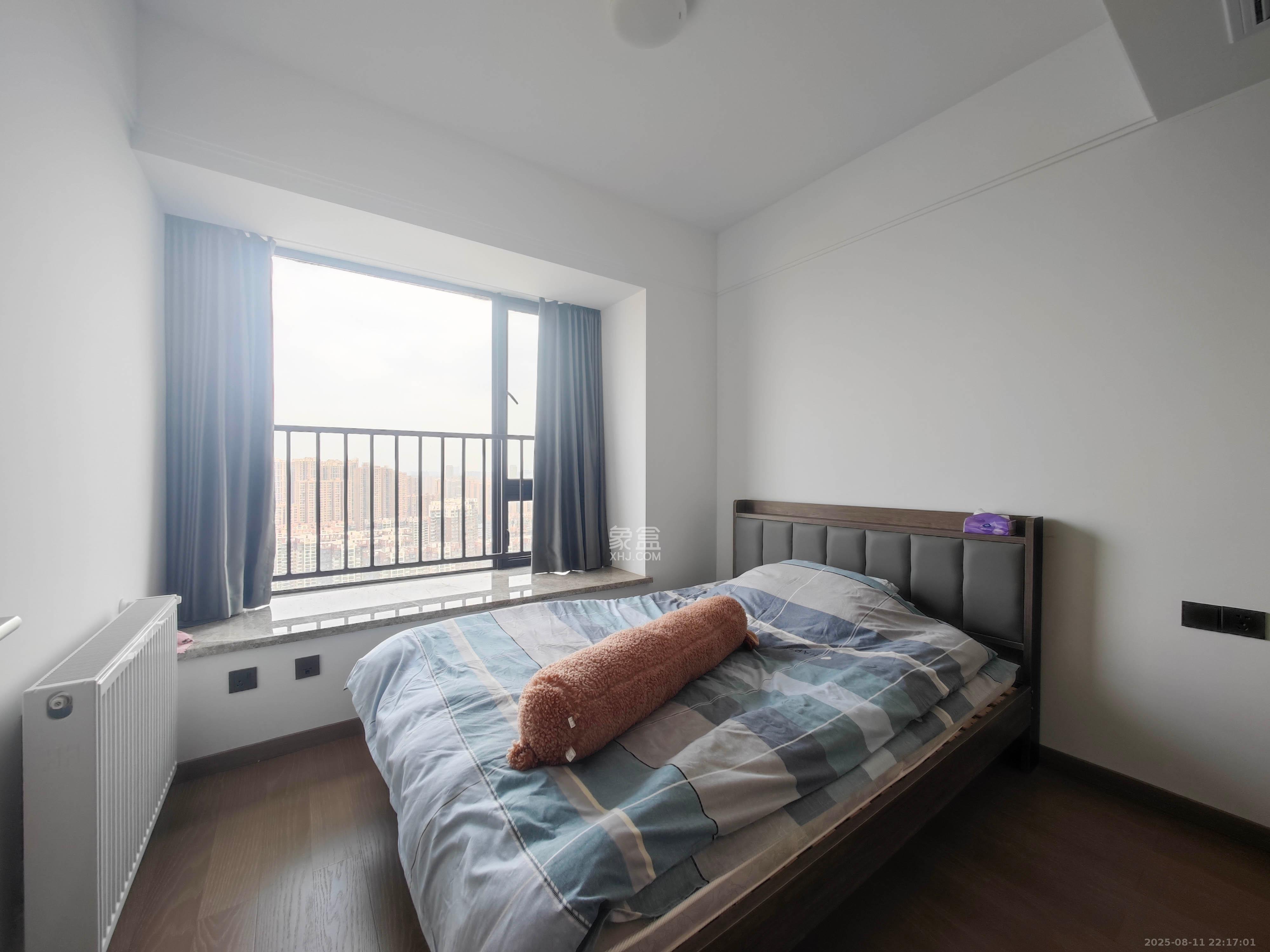 长房星城天地  4室2厅2卫    218.0万卧室