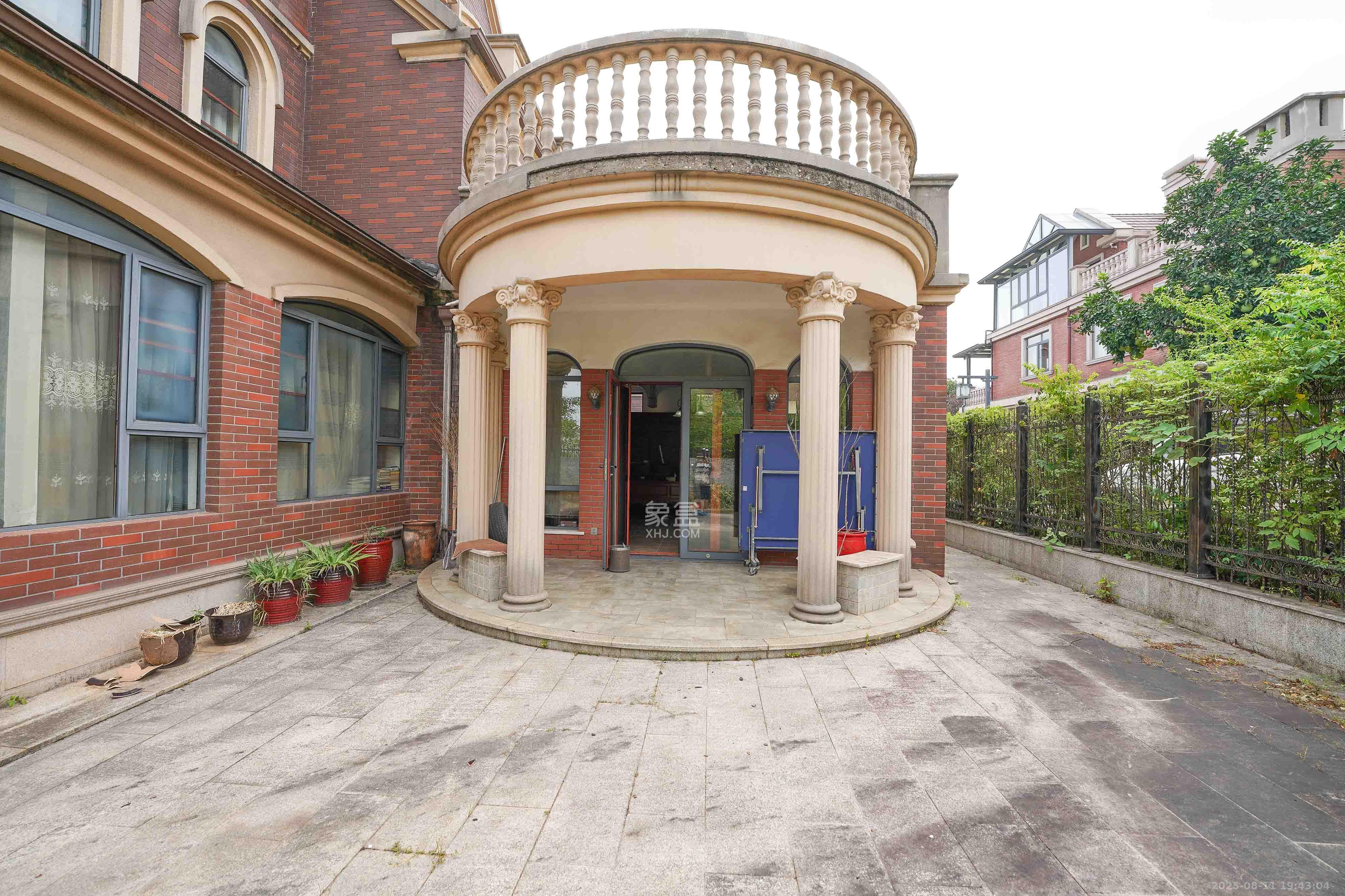 格兰小镇  6室2厅4卫    638.0万 格兰小镇  6室2厅4卫    638.0万阳台