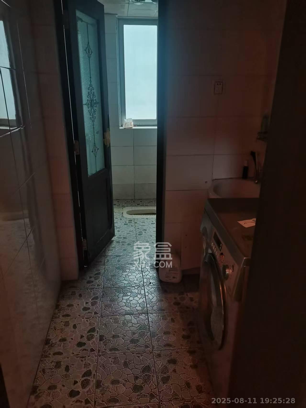 莲湖汽配城  3室1厅2卫    2300.0元/月 莲湖汽配城  3室1厅2卫    2300.0元/月室内图