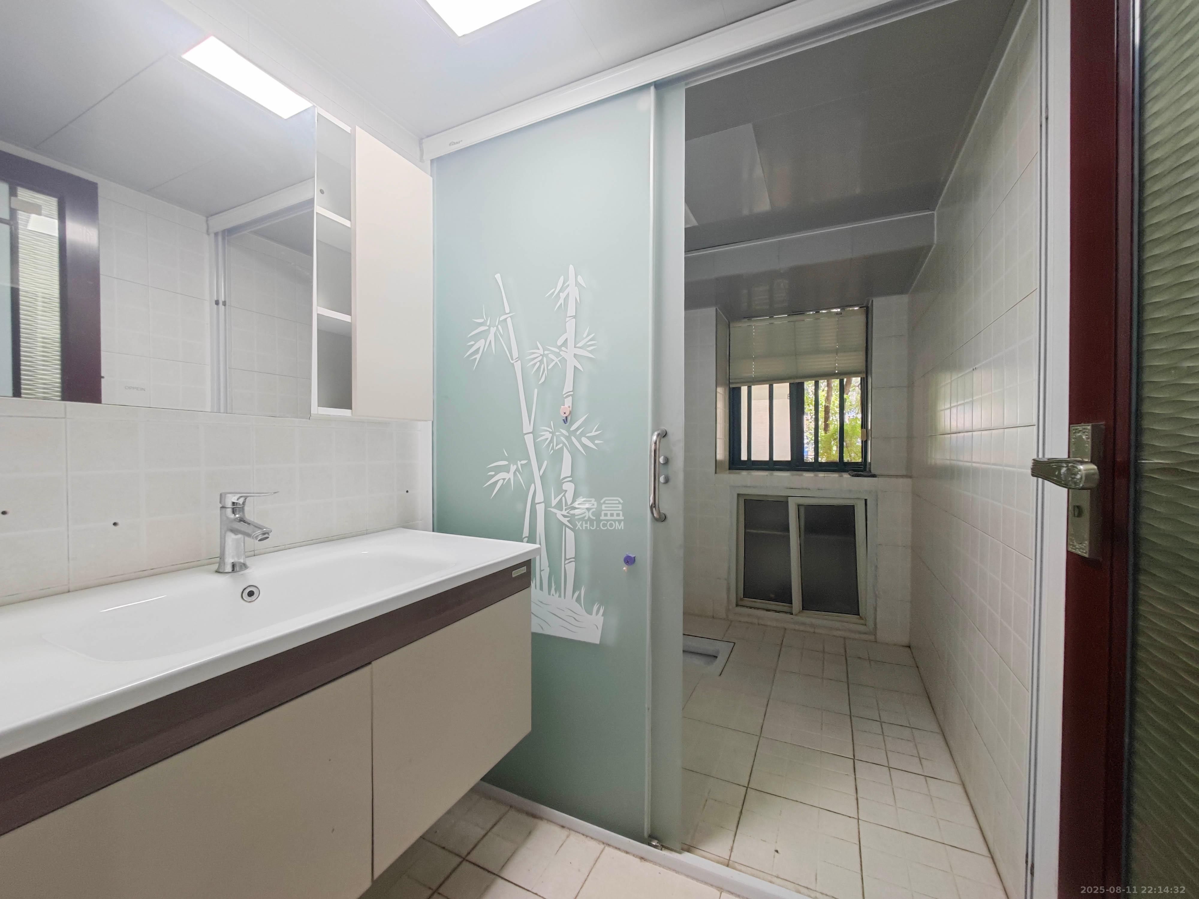 华盛世纪新城 4室2厅1卫 95.0万 华盛世纪新城 4室2厅1卫 95.0万卫生间