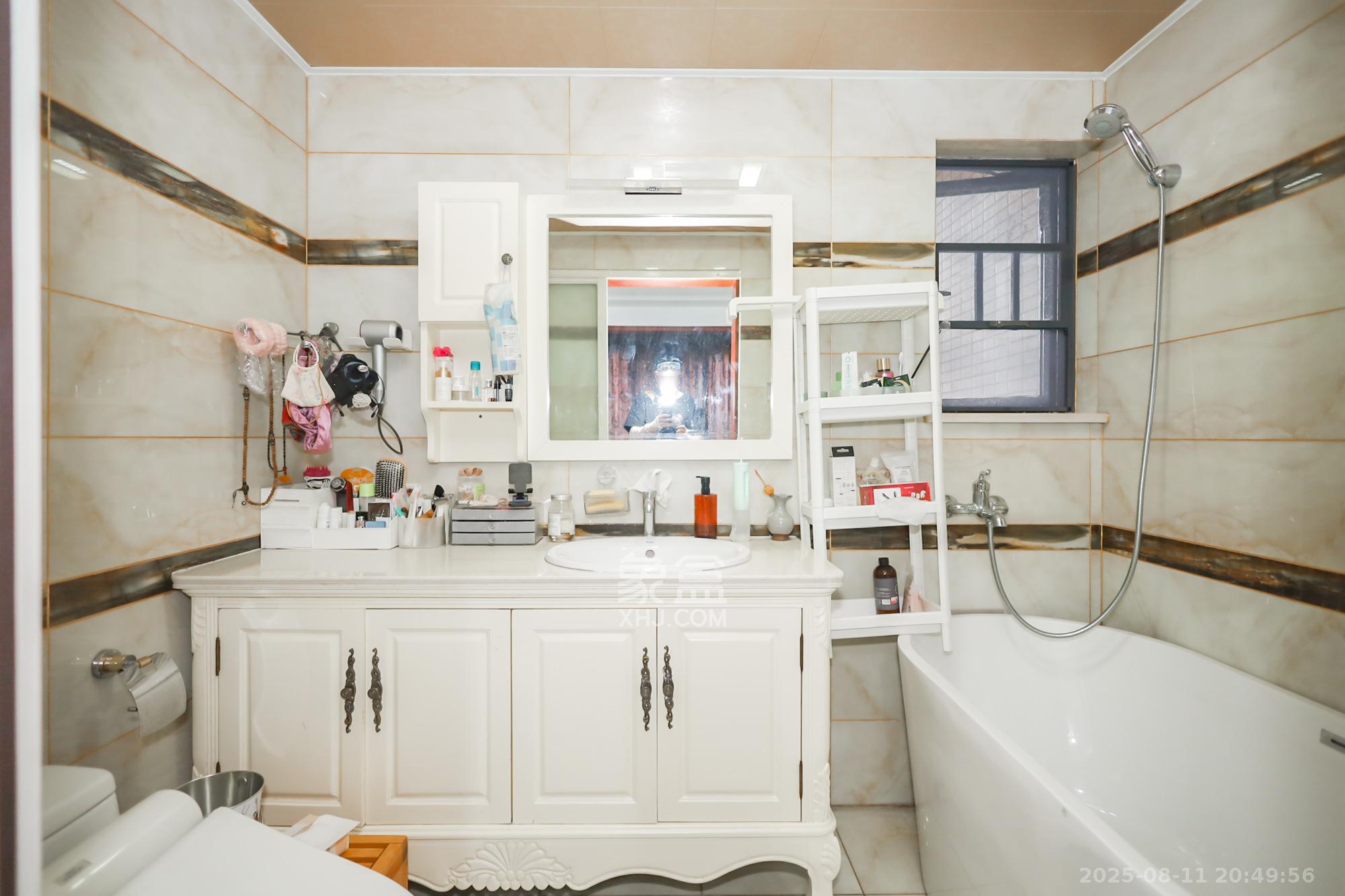 西山汇景一、二期  3室2厅2卫    196.0万卫生间