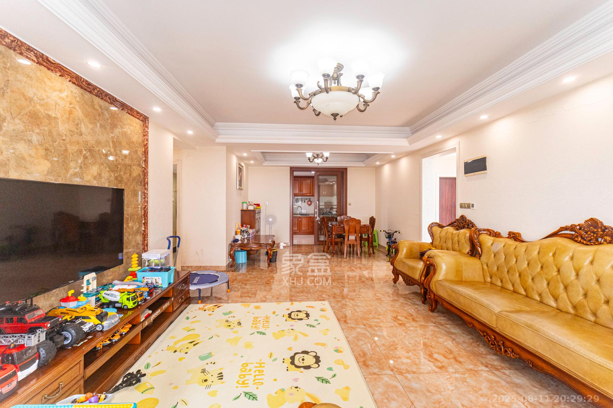 松雅湖金岸  4室2厅2卫    110.0万客厅