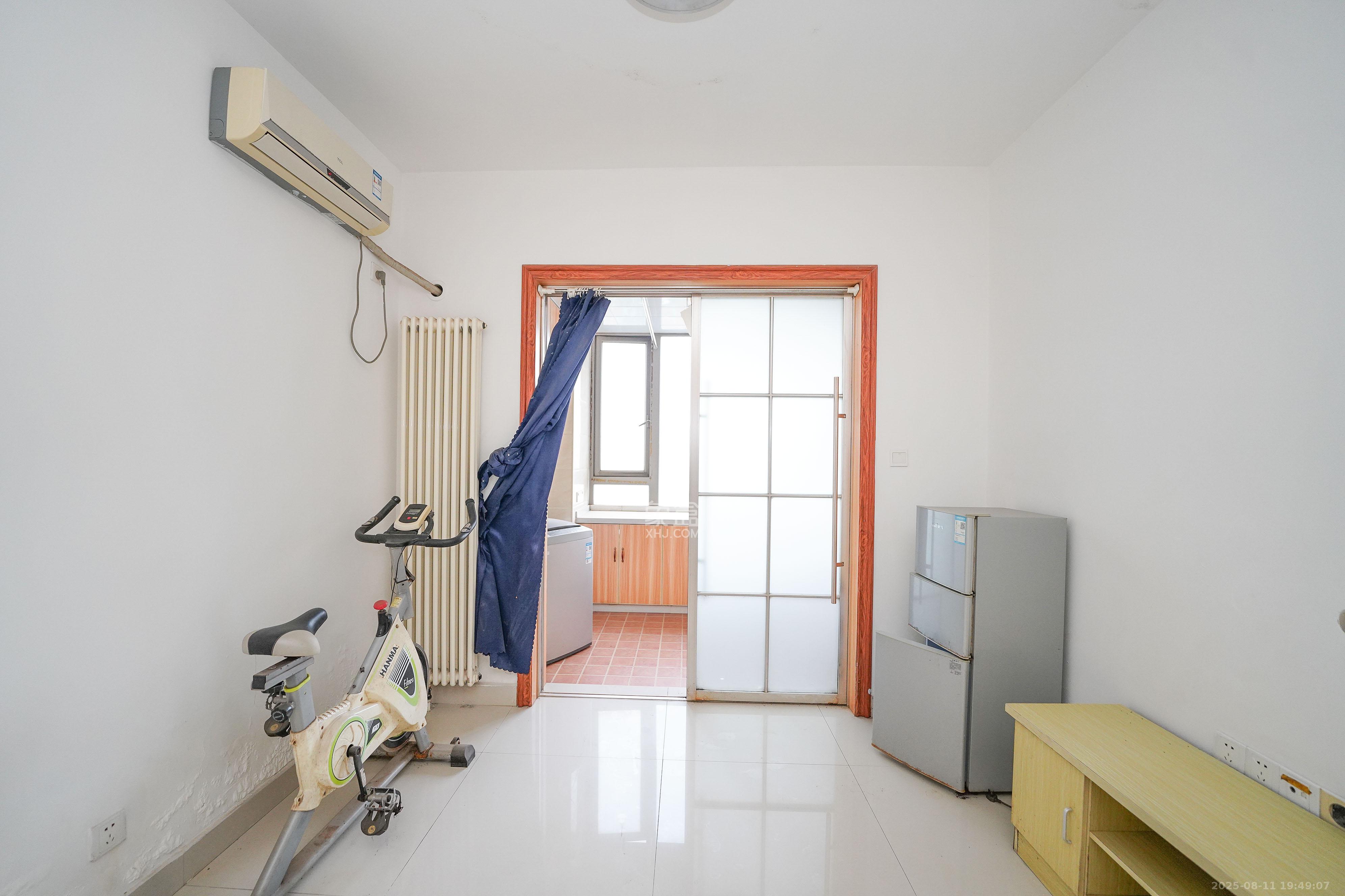 怡海星城  1室1厅1卫    12.0万卧室