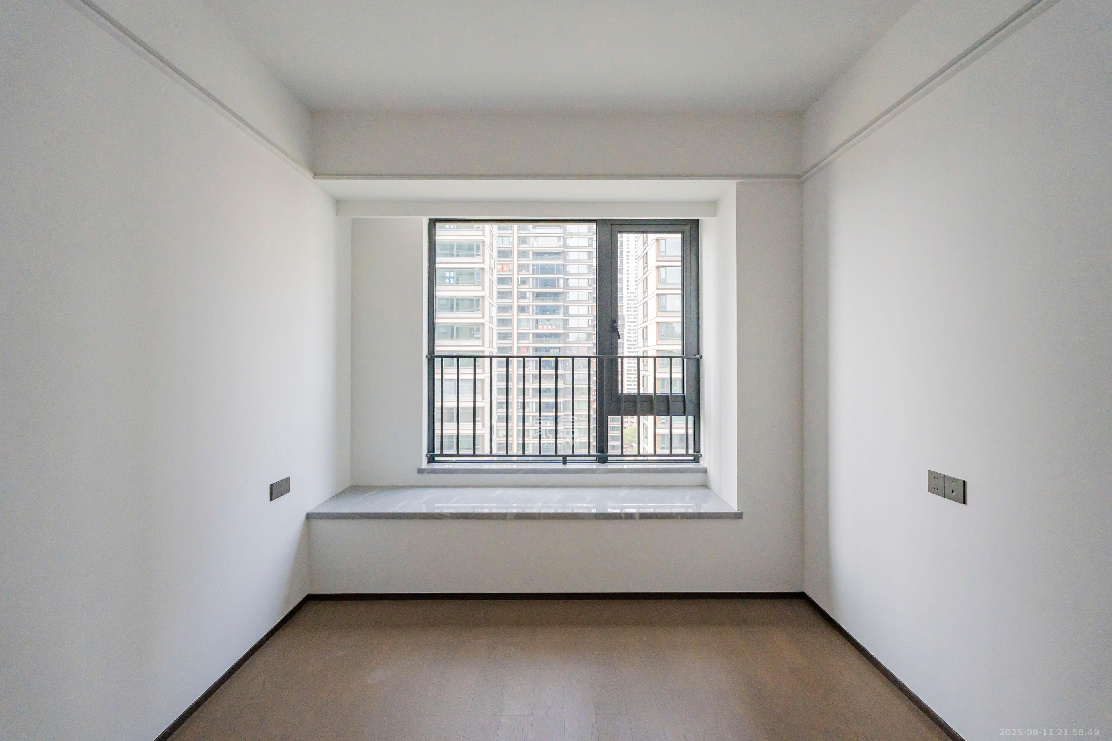 建发养云  4室2厅3卫   580.00万卧室
