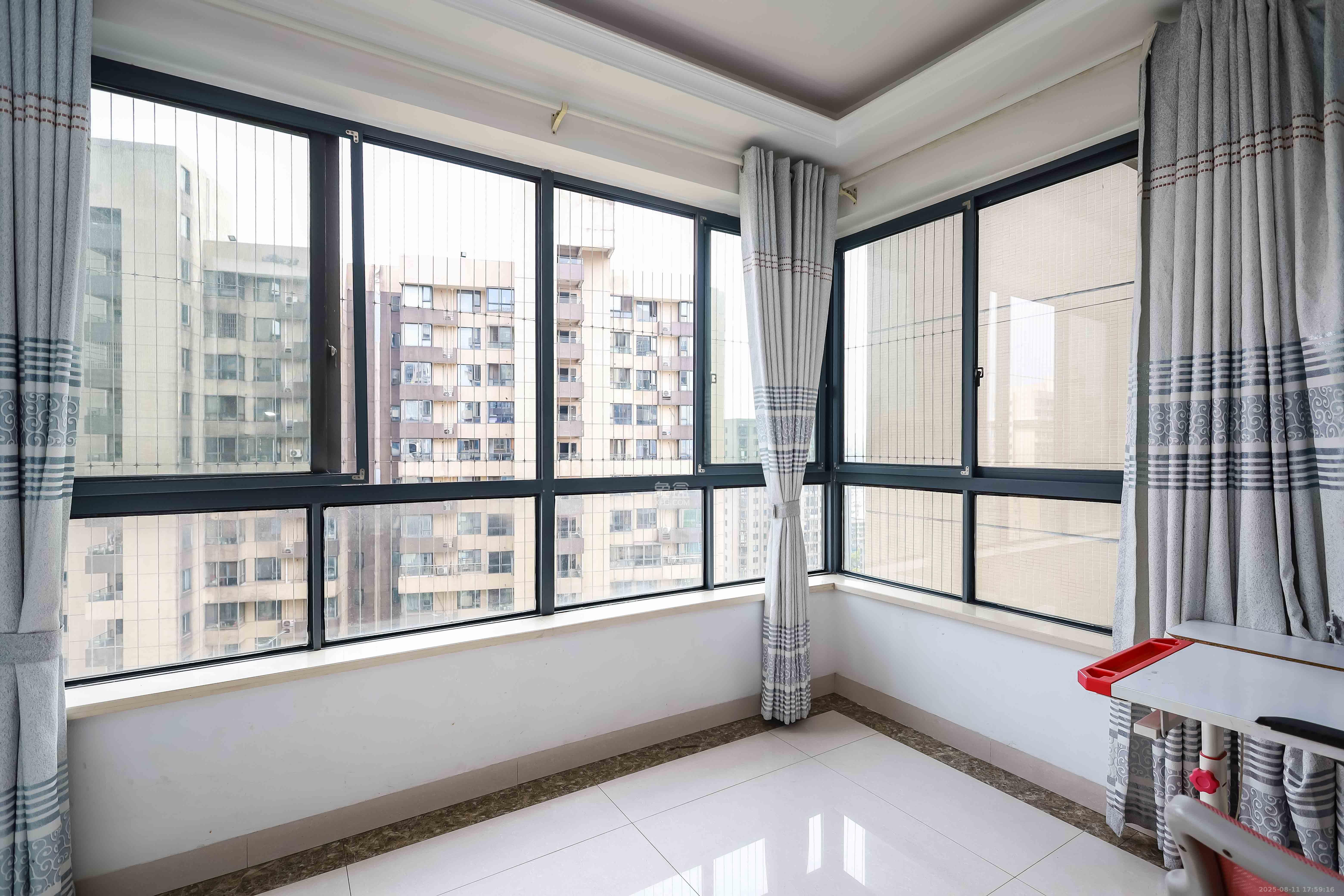 长房时代城  4室2厅2卫    165.0万阳台