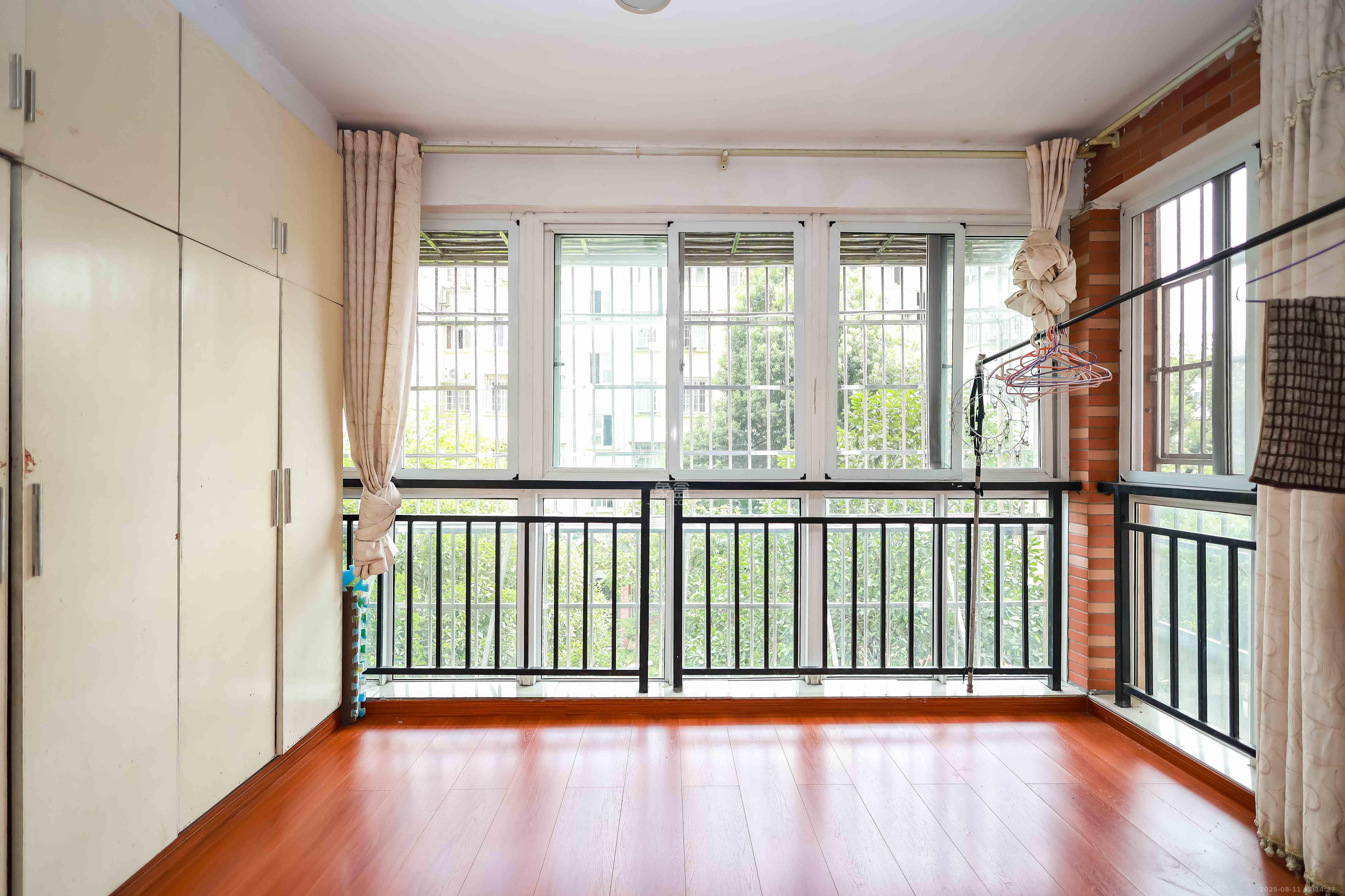 咸嘉新村悦峰园  3室2厅1卫    108.0万阳台