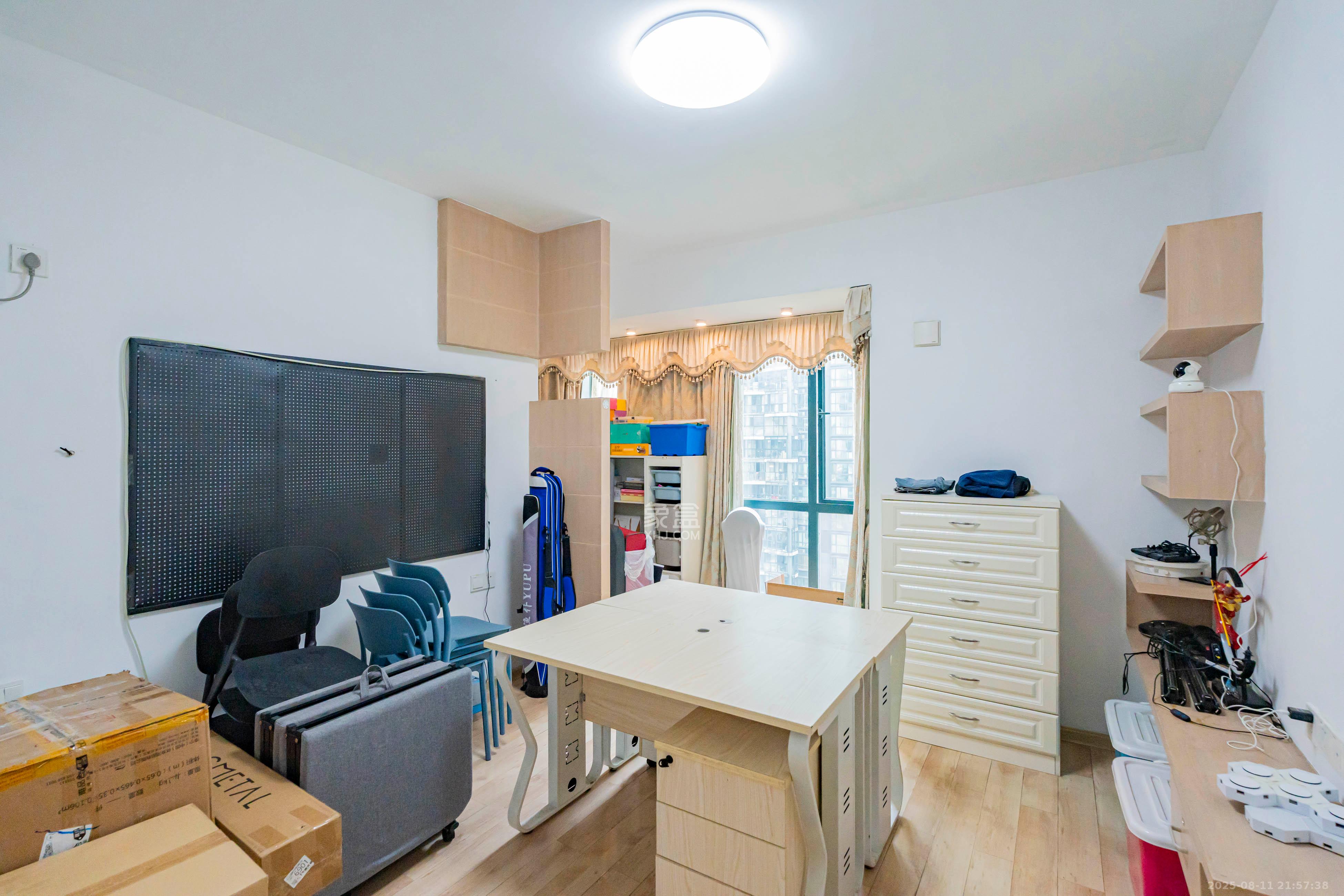 华盛新外滩  2室2厅1卫    108.0万卧室