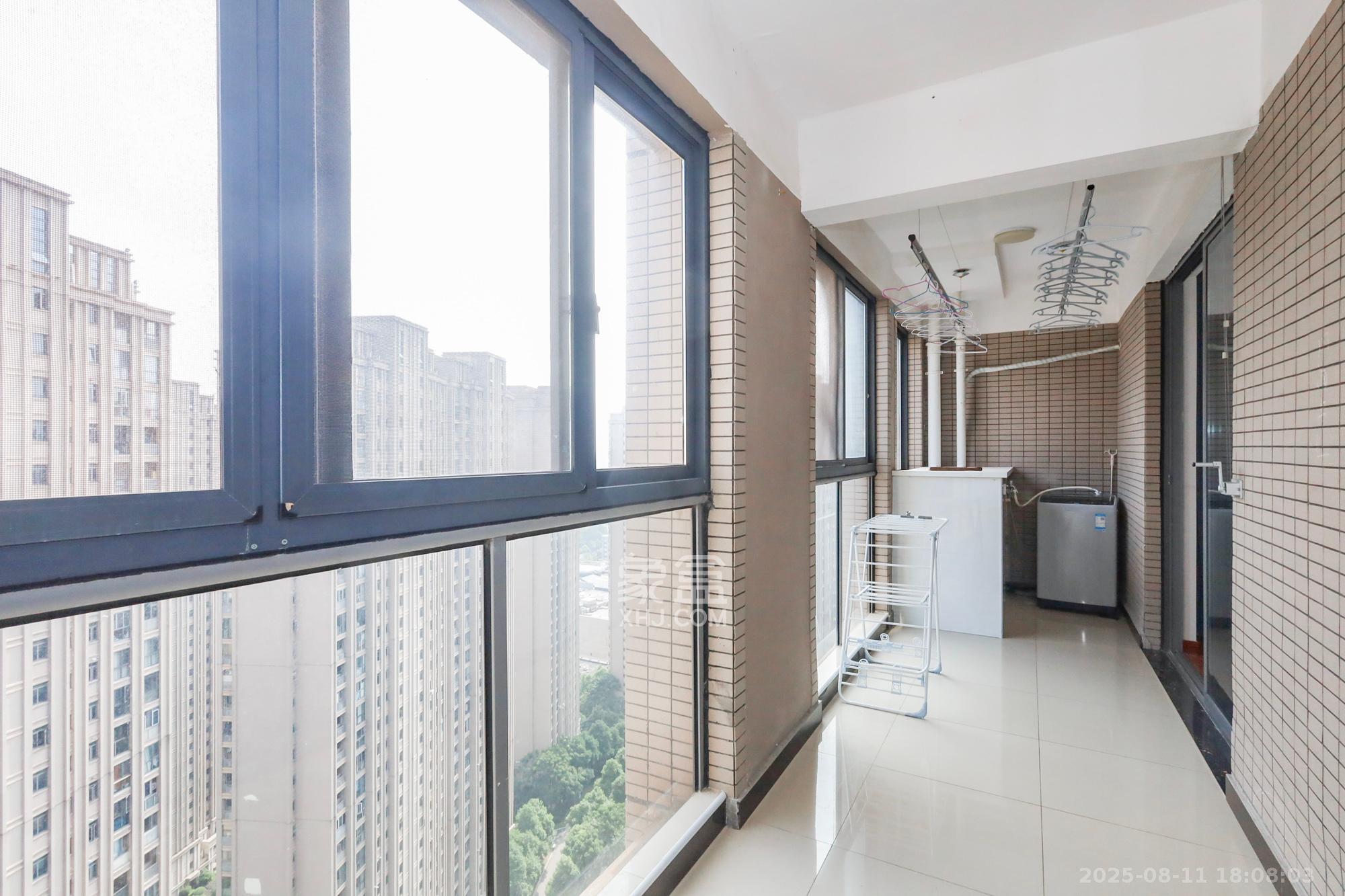 八方小区C区 3室2厅2卫 380.0万 八方小区C区 3室2厅2卫 380.0万阳台