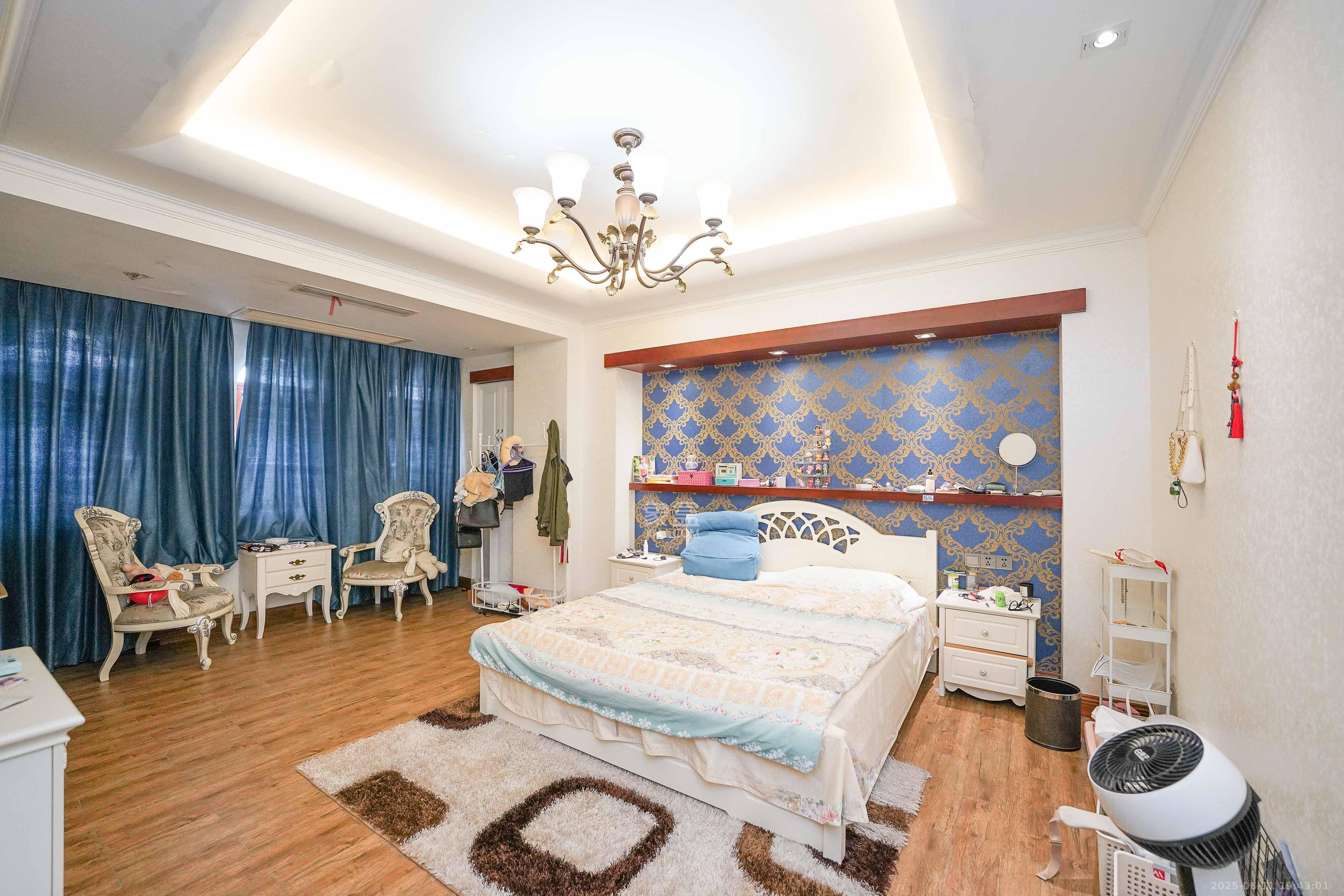 格兰小镇  6室2厅4卫    638.0万 格兰小镇  6室2厅4卫    638.0万卧室