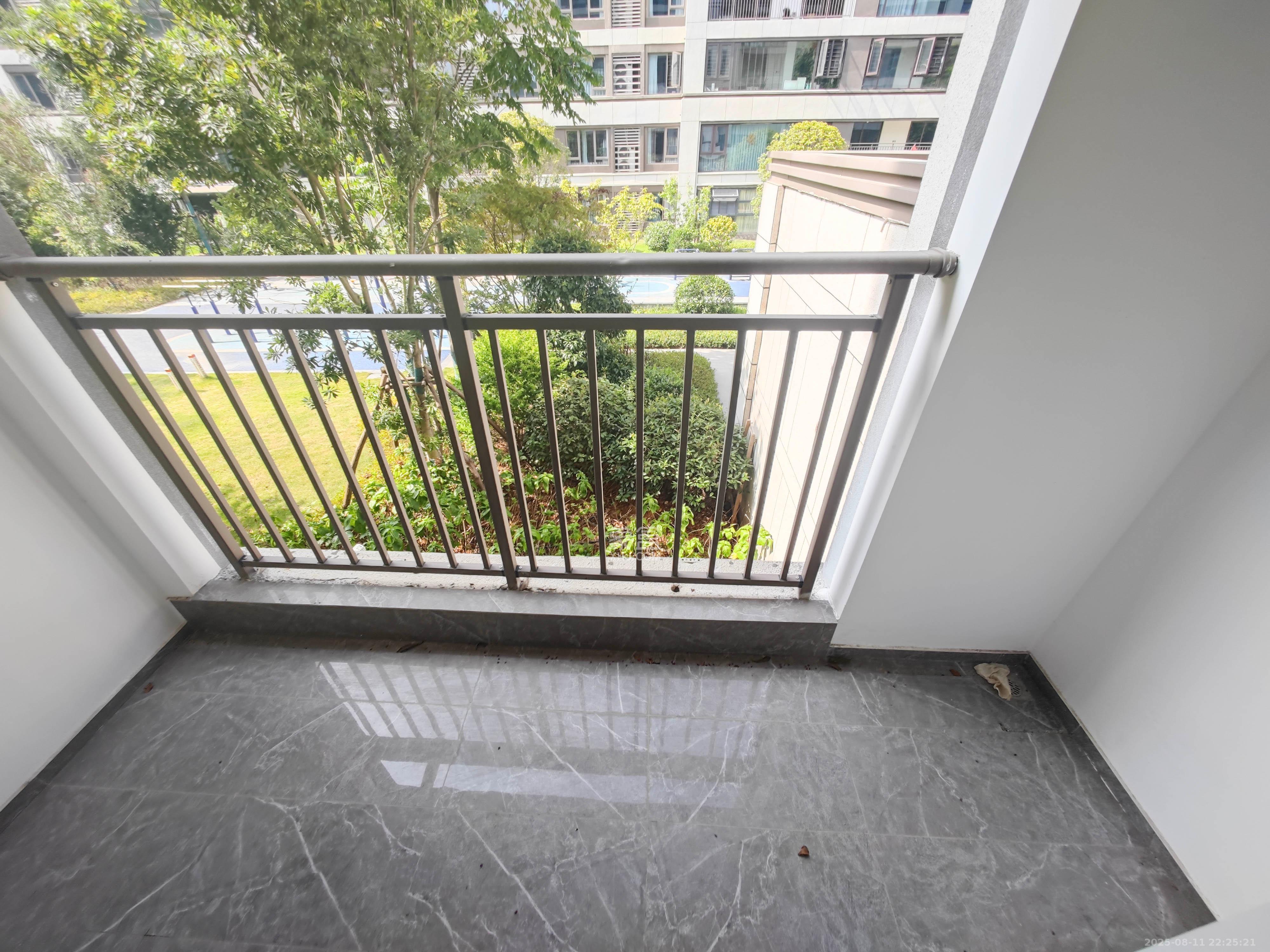 弘阳阳光城天宸府 4室2厅2卫 196.0万 弘阳阳光城天宸府 4室2厅2卫 196.0万阳台