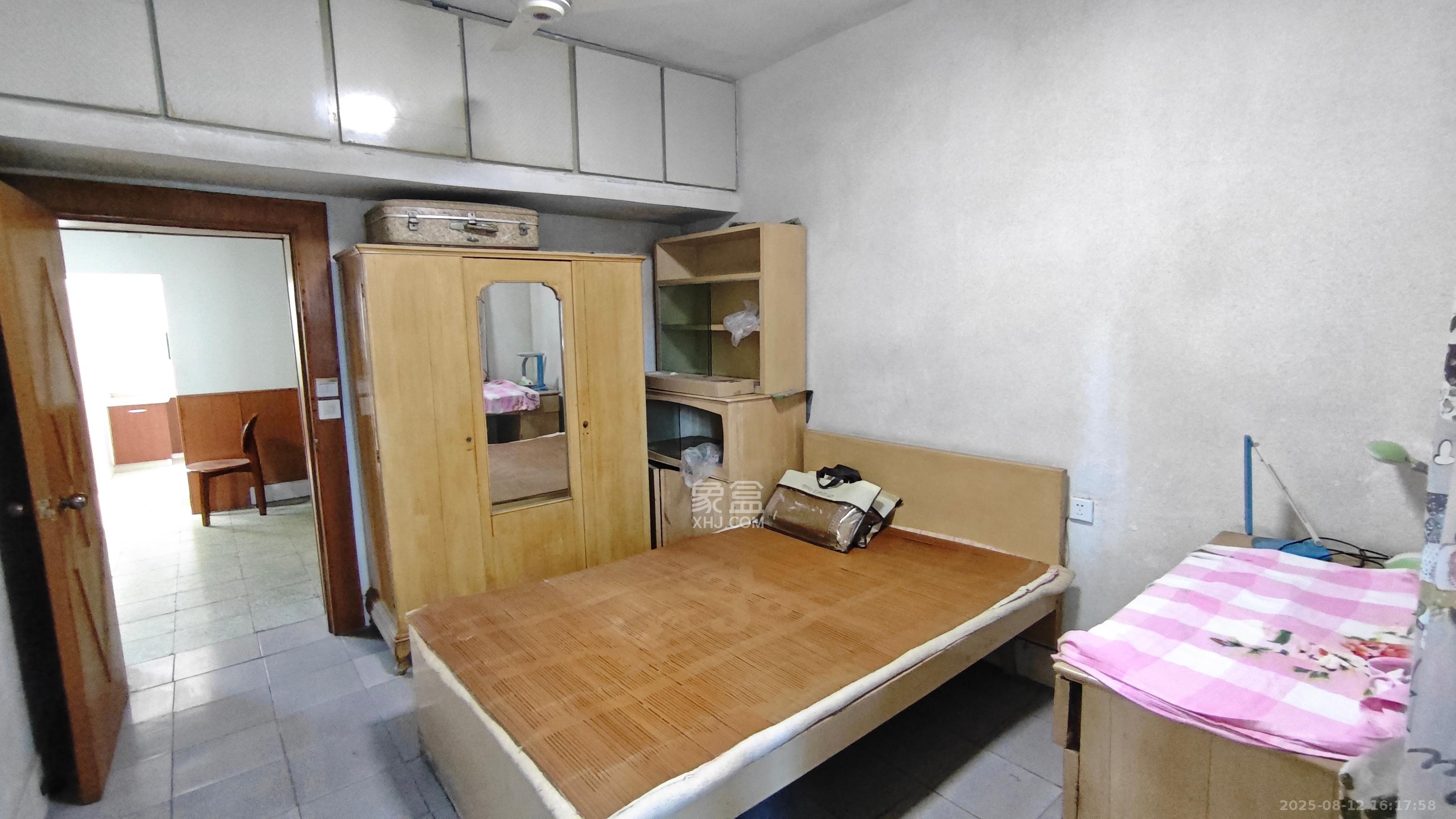 解放村  2室2厅1卫   12.80万客厅