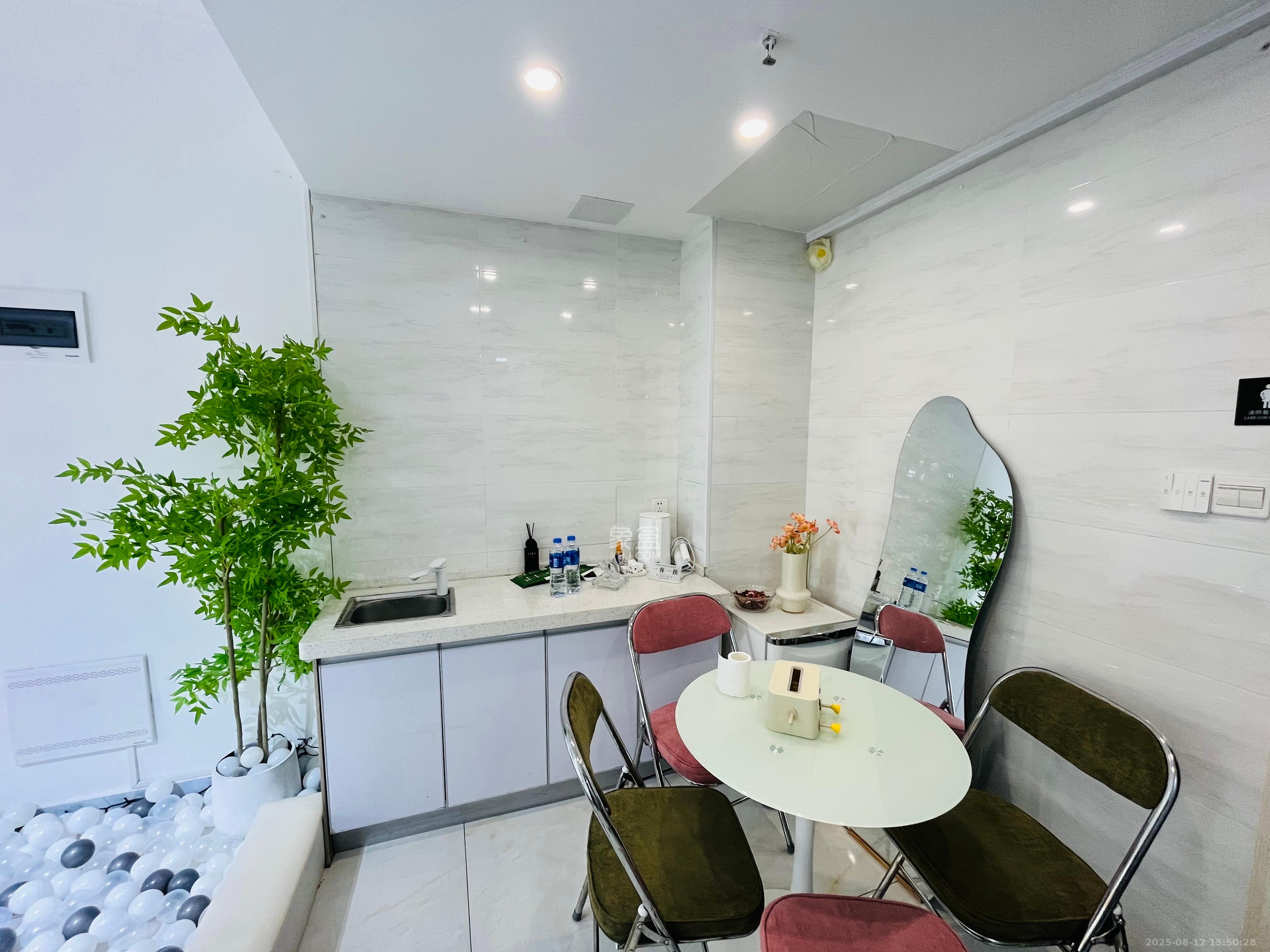 东盈商业广场(华泉城市广场) 1室1厅1卫 2200.0元/月 东盈商业广场(华泉城市广场) 1室1厅1卫 2200.0元/月室内图