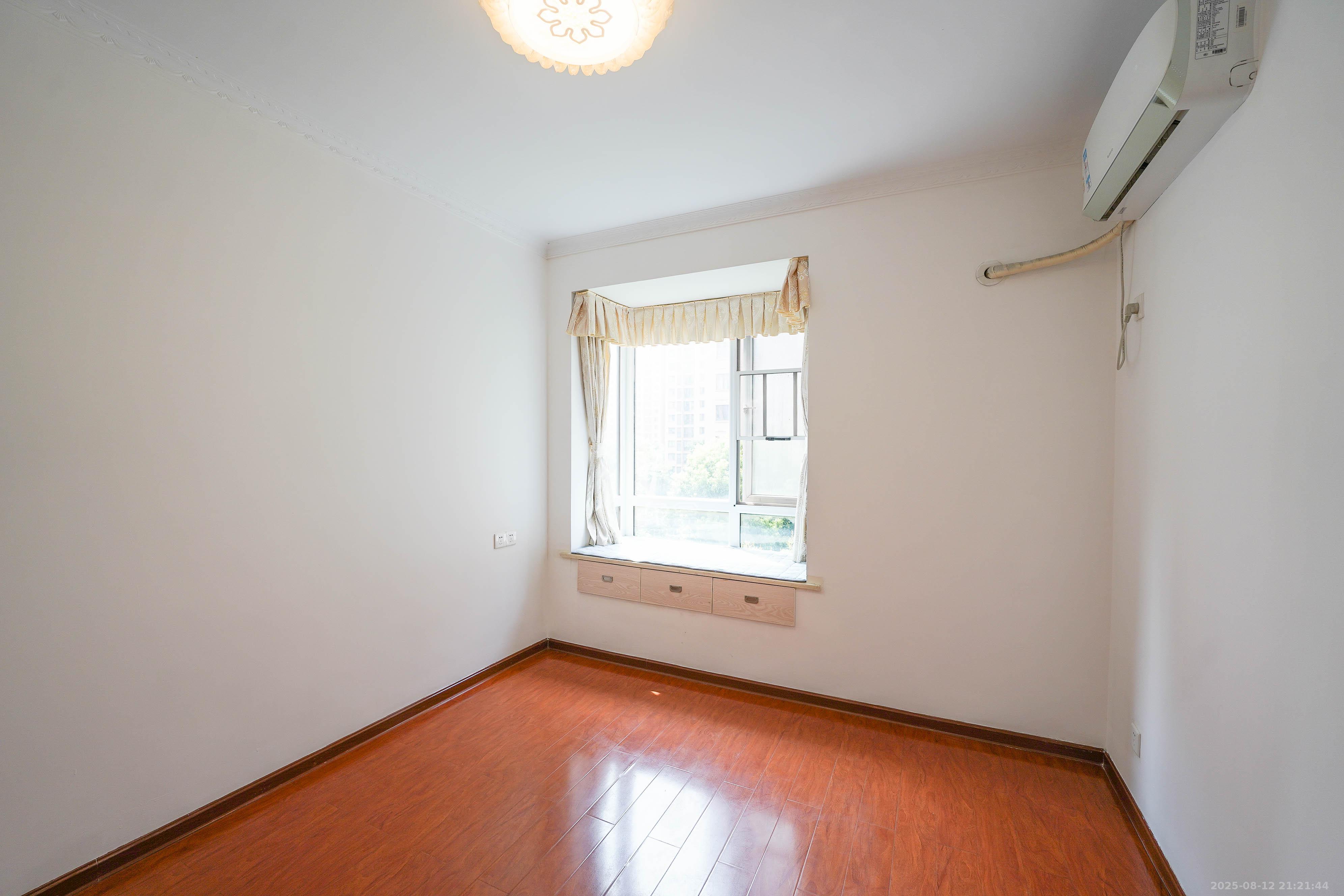 丽发新城 2室2厅1卫 55.0万 丽发新城 2室2厅1卫 55.0万卧室